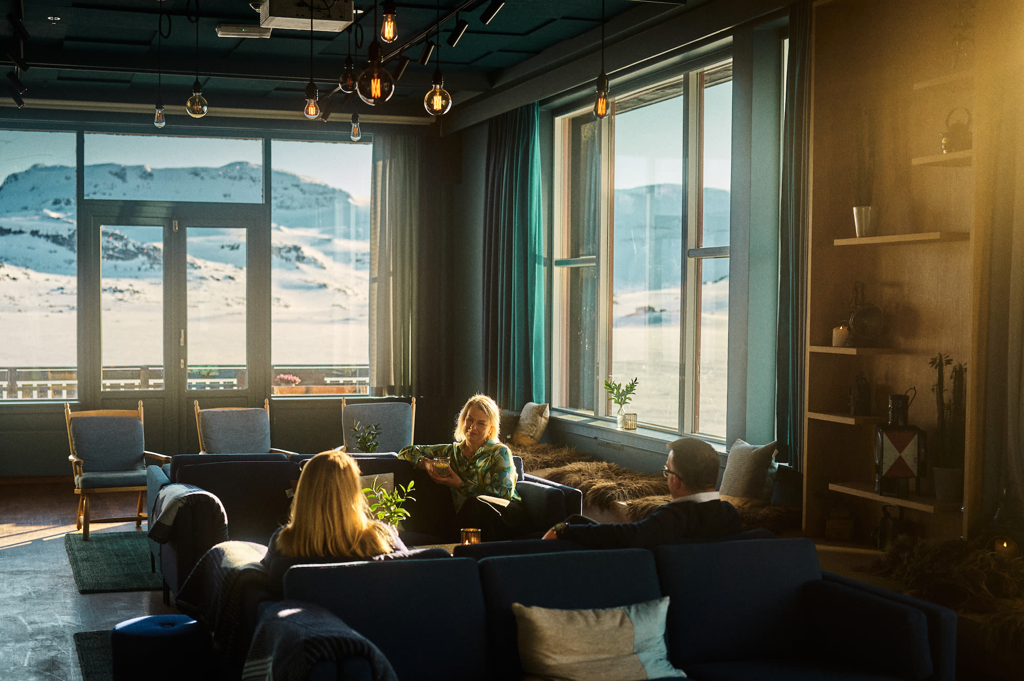 Varm fjellstue på historiske Hotel Finse 1222 med spektakulær utsikt over snøkledde topper og norsk trefurniture