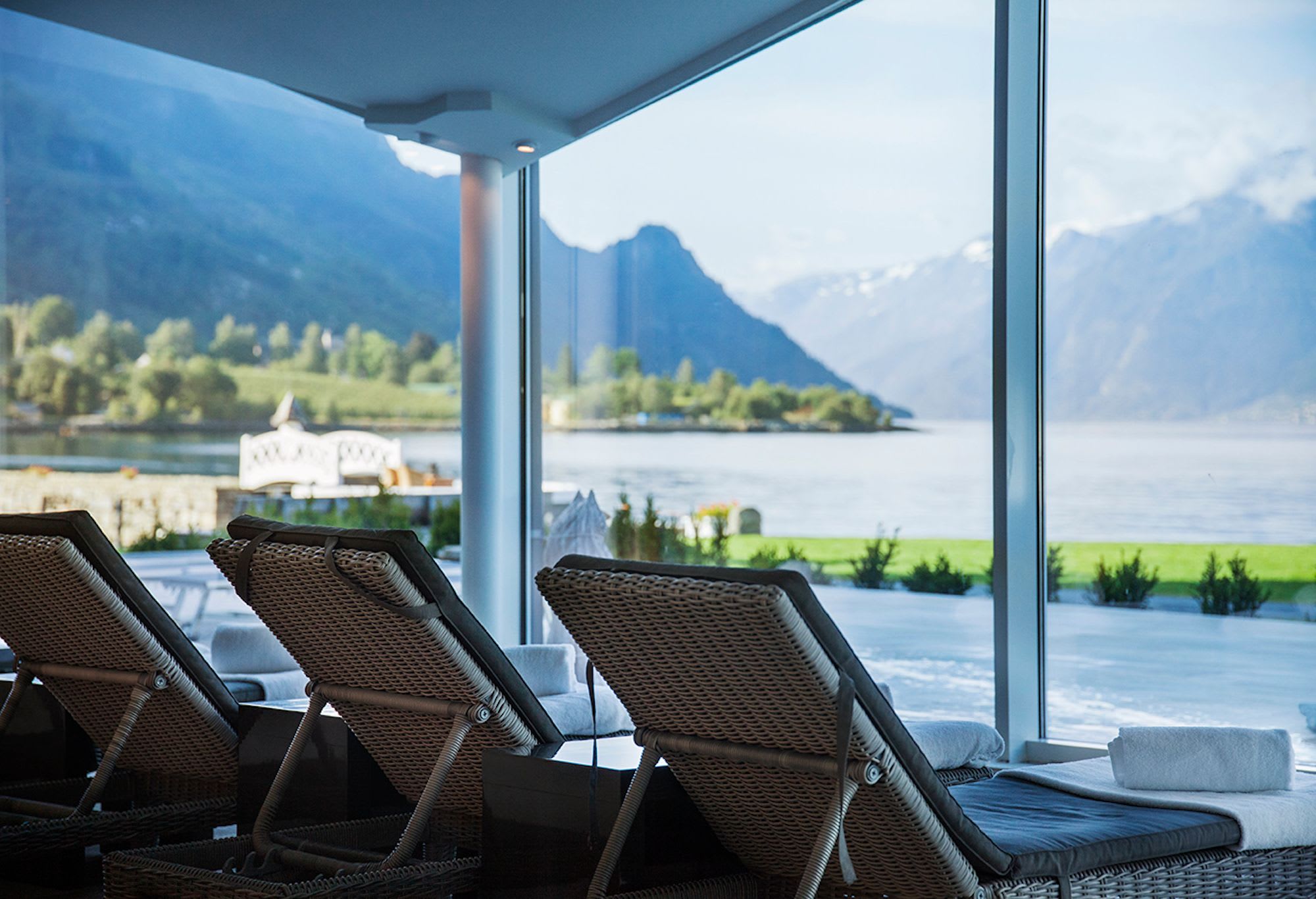 Hotel Ullensvang basseng solsenger storslått fjordutsikt Lofthus - Hardangerfjord sommeridyll