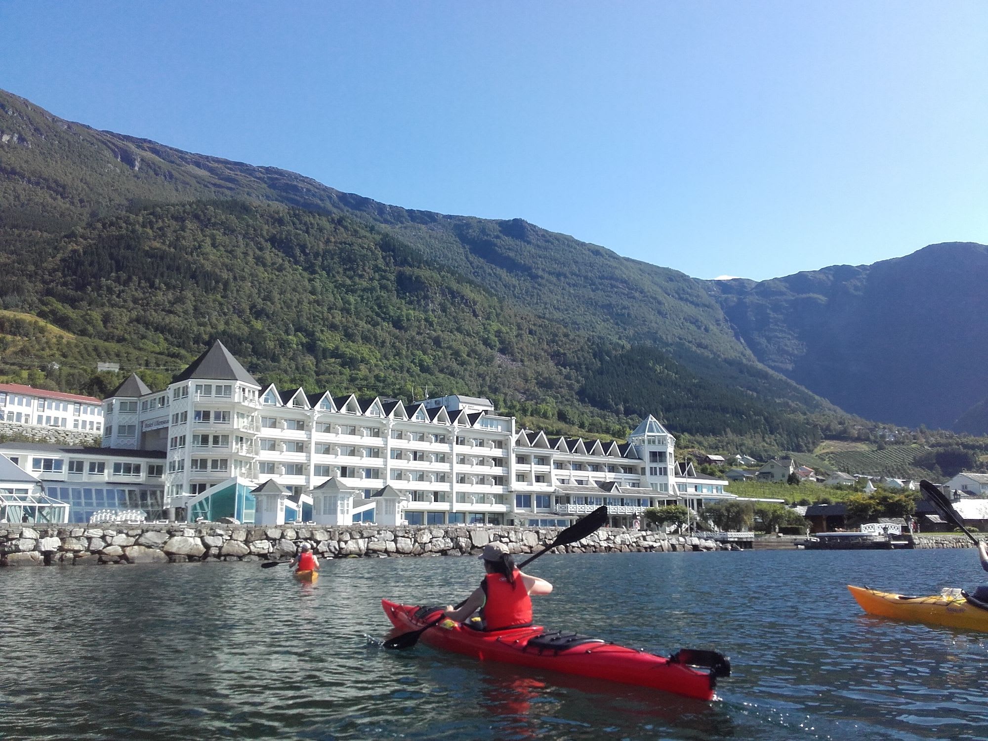 Kajakk på Hardangerfjorden ved historiske Hotel Ullensvang i Lofthus på vakker sommerdag