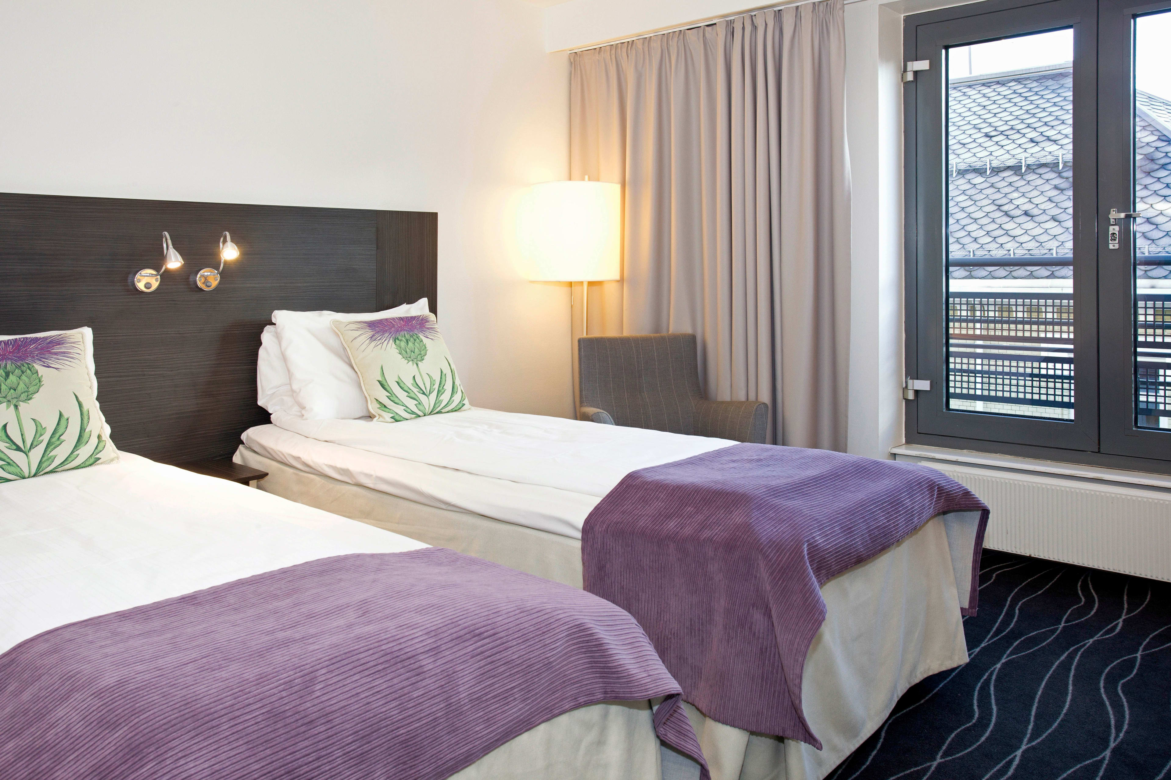 Moderne dobbeltrom på Thon Hotel Cecil Oslo med to enkelsenger og lilla interiør