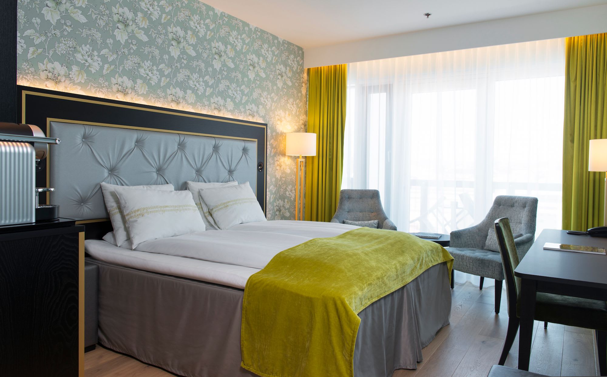 Superior rom på Thon Hotel Opera Oslo med dobbeltseng, moderne grønt interiør og komfortabel sittegruppe med byutsikt