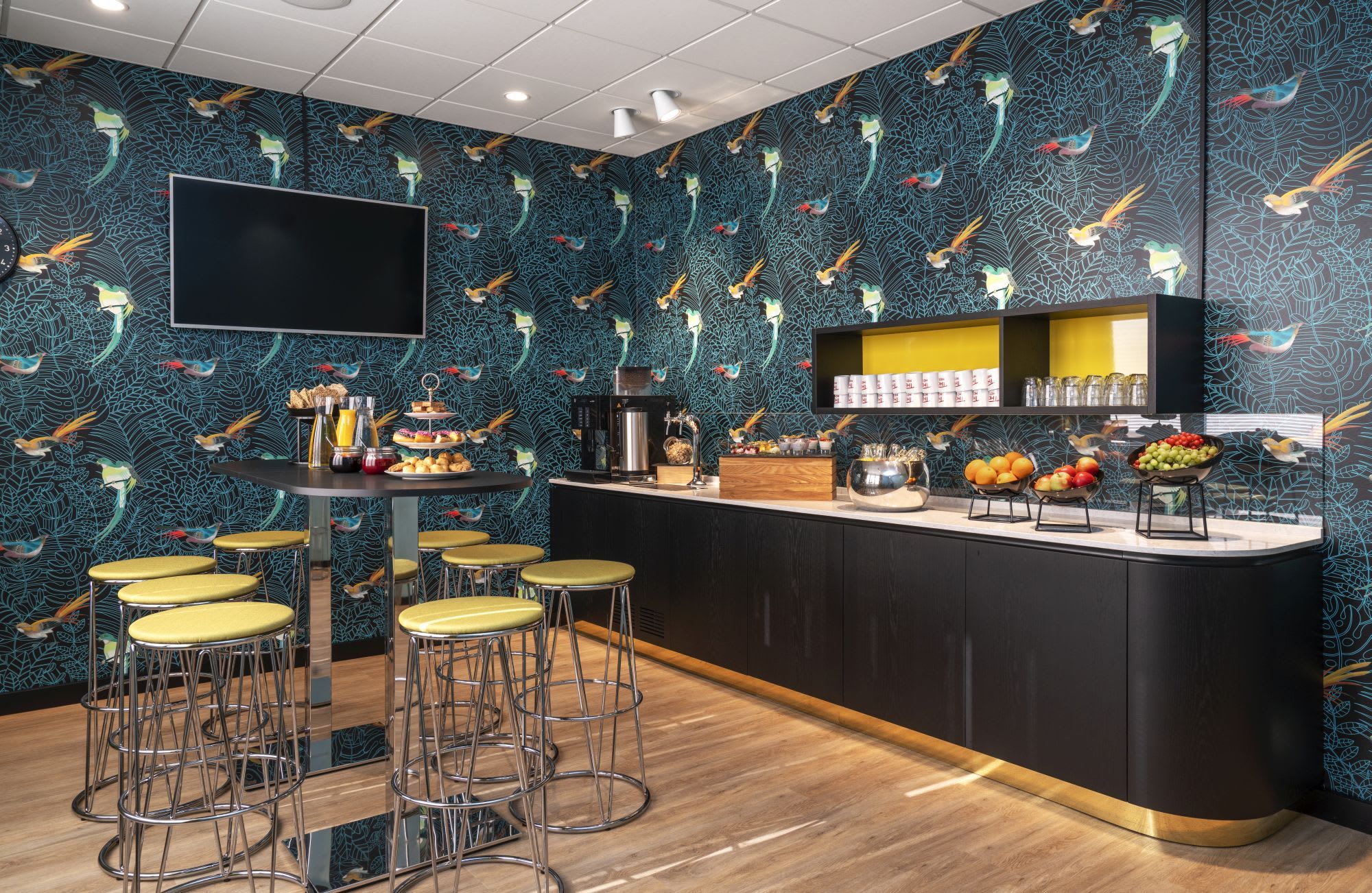 Thon Hotel Maritim Stavanger coffee bar with tropical parrot wallpaper, green chairs and modern amenities