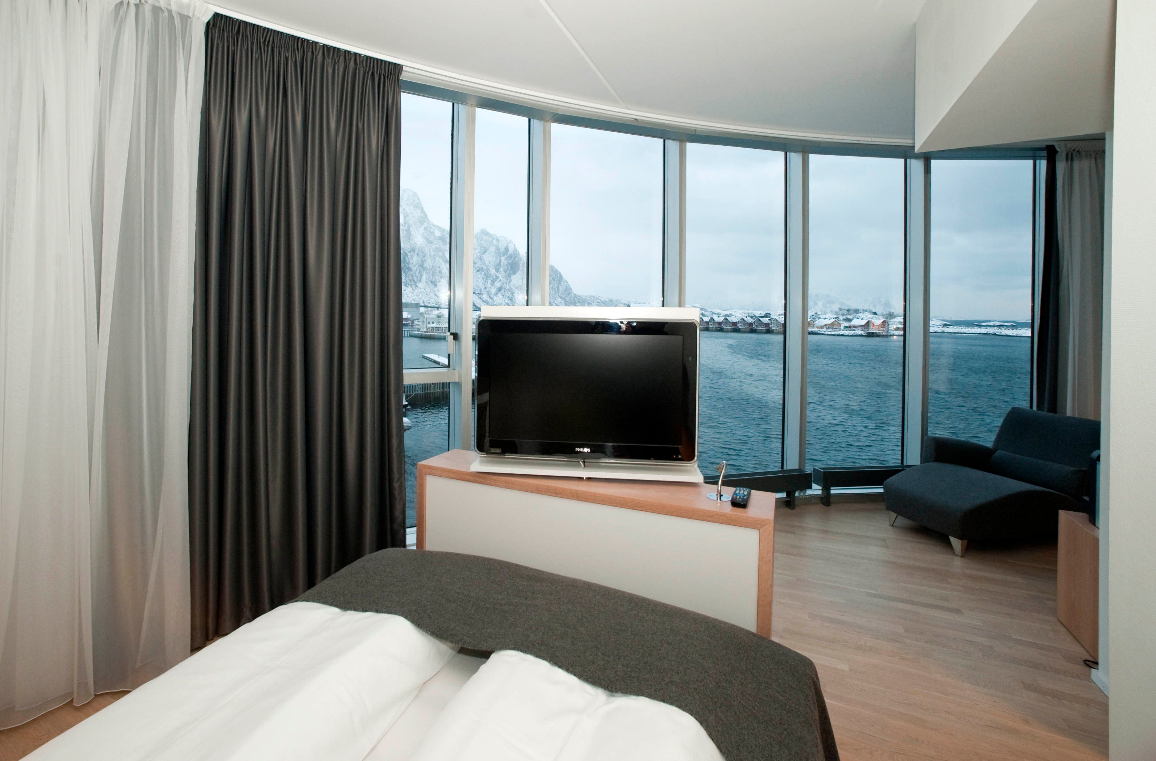 Moderne forretningsrom på Thon Hotel Lofoten i Svolvær med fjordutsikt, flat-TV og samtidig skandinavisk interiørdesign