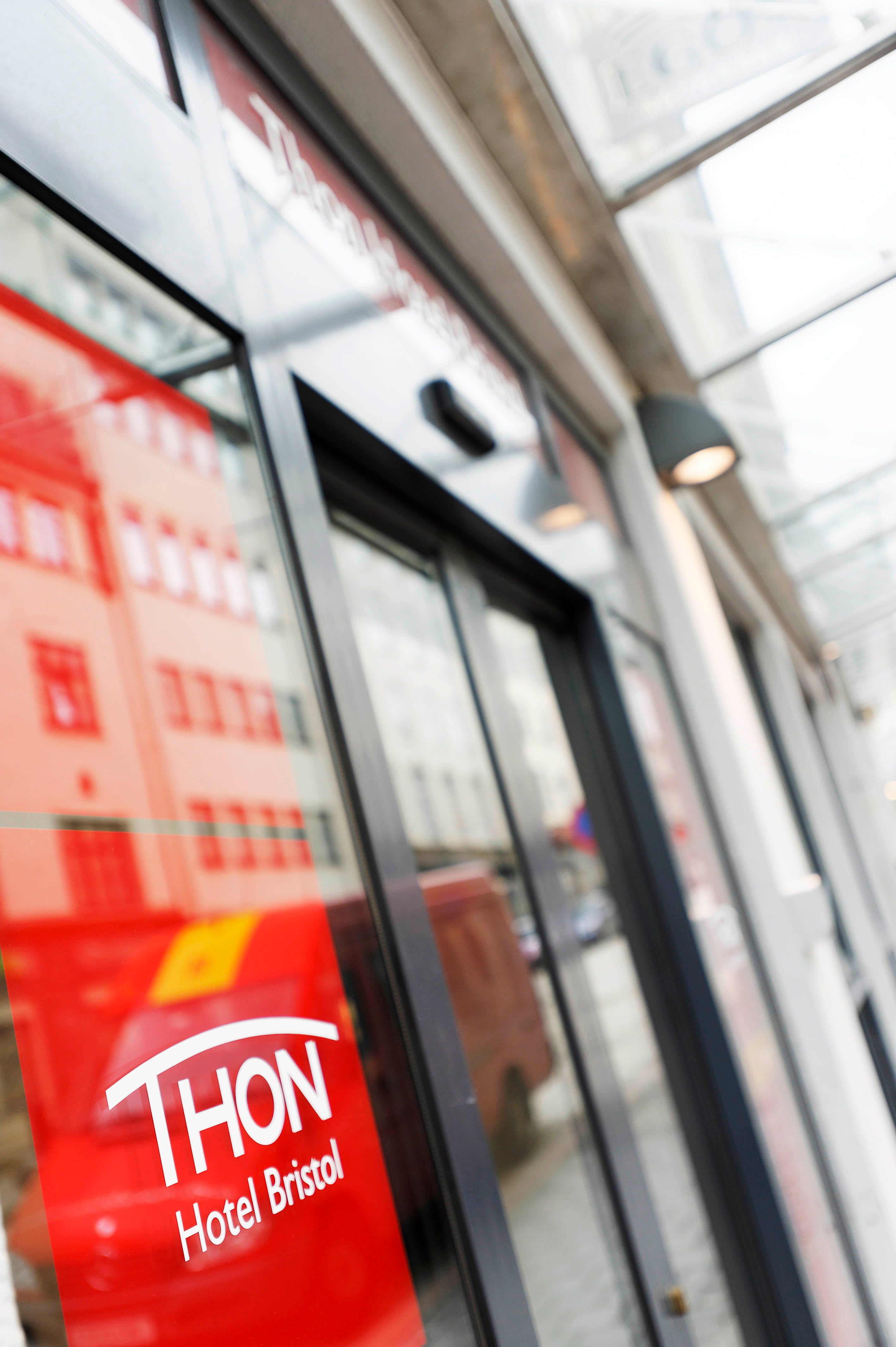 Thon Hotel Bristol skilt ved hotellinngangen sentralt i Bergen