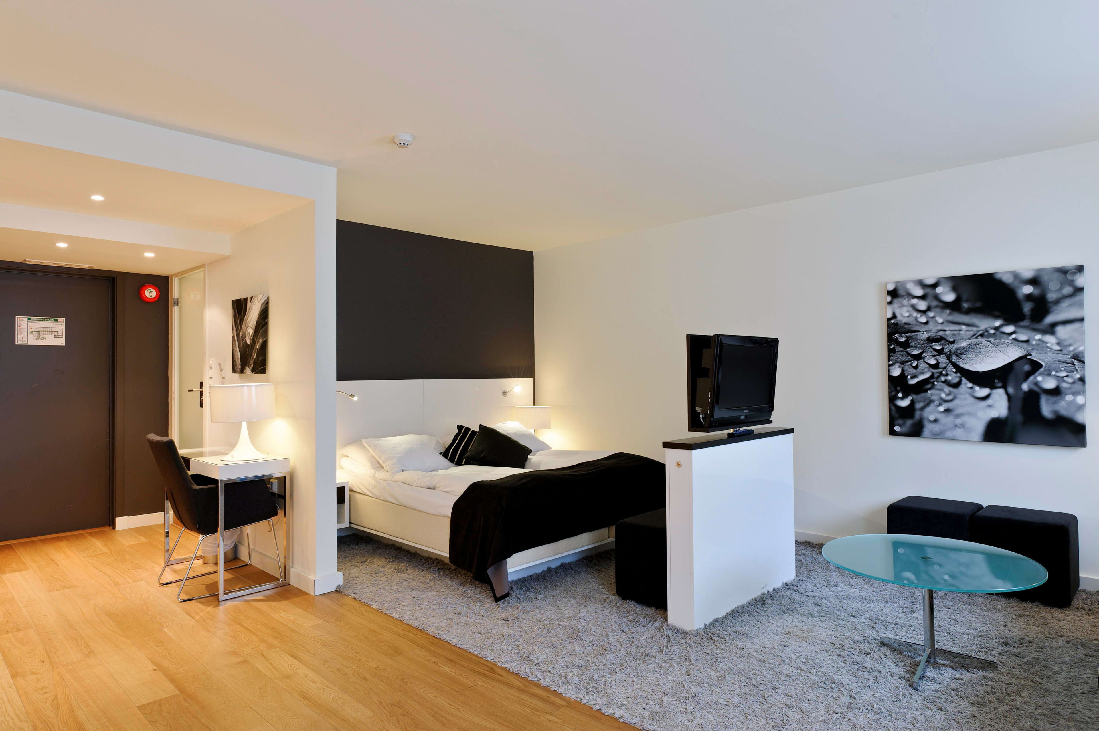 Moderne suite med dobbeltseng på Thon Hotel Bristol Bergen med stilig samtidsinteriør