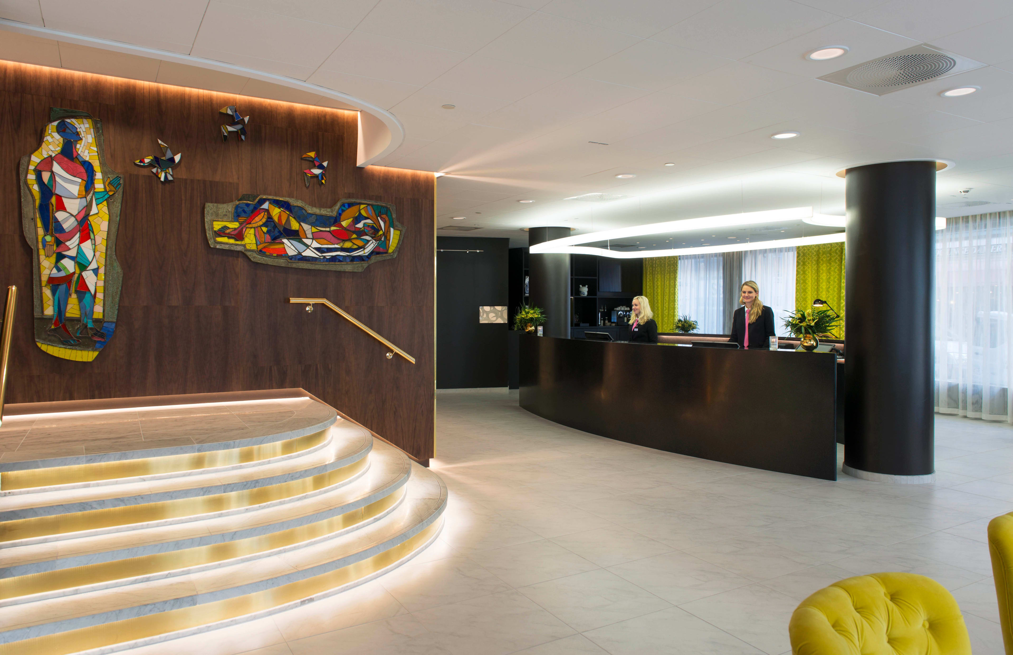 Thon Hotel Rosenkrantz Oslo resepsjon og lobby med stilren moderne innredning og fargerike malerier på veggen