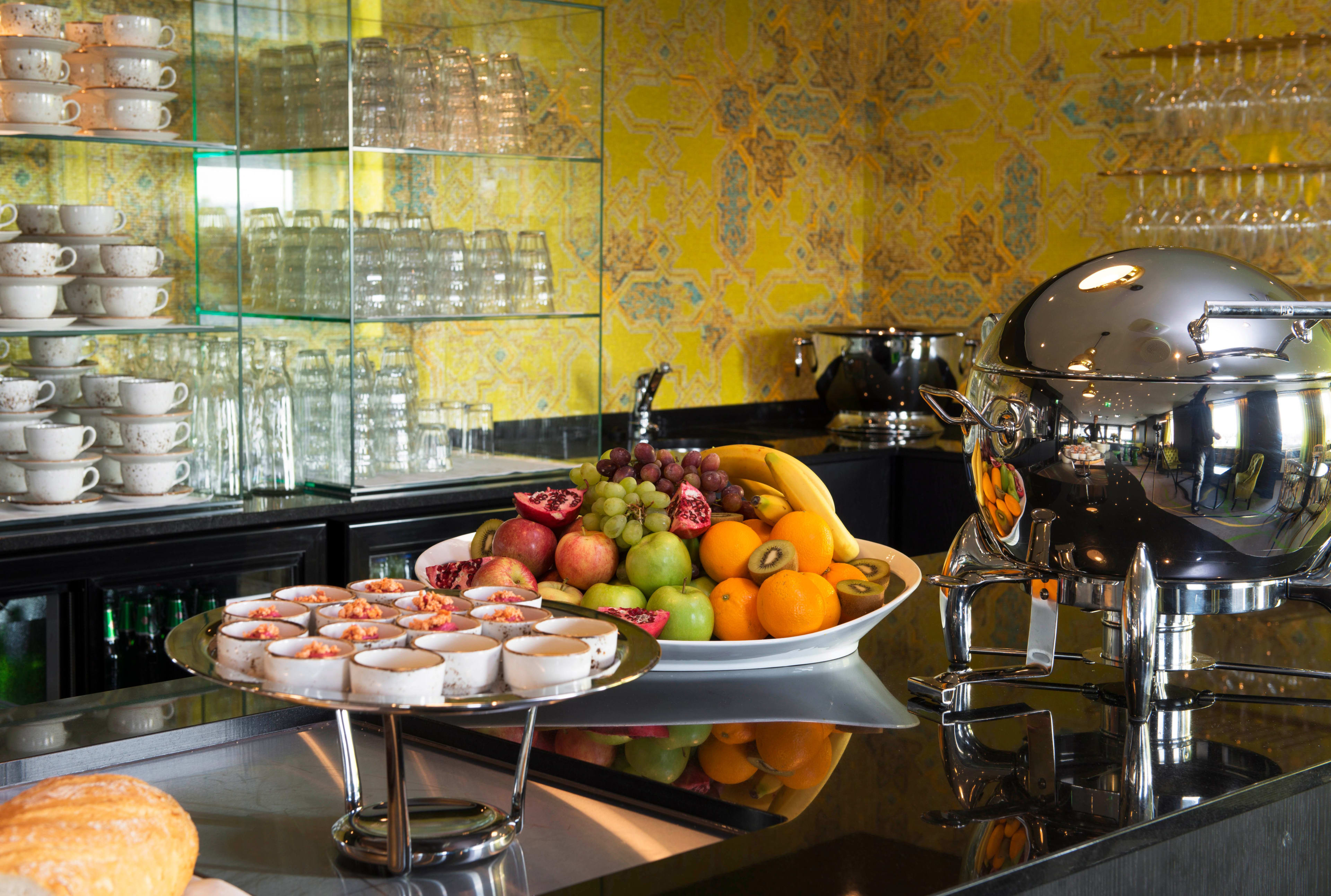 Frokostbuffet på Thon Hotel Rosenkrantz Oslo med varme retter, fersk frukt og smoothies