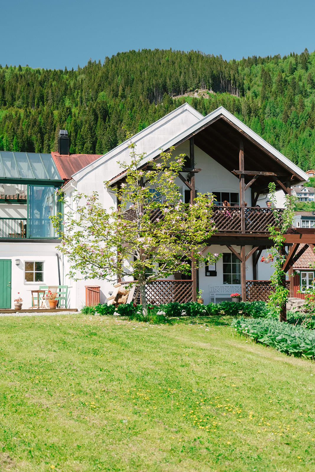 Ciderhuset siderfarm i Balestrand med tradisjonelle norske bygninger ved naturskjønne Sognefjorden
