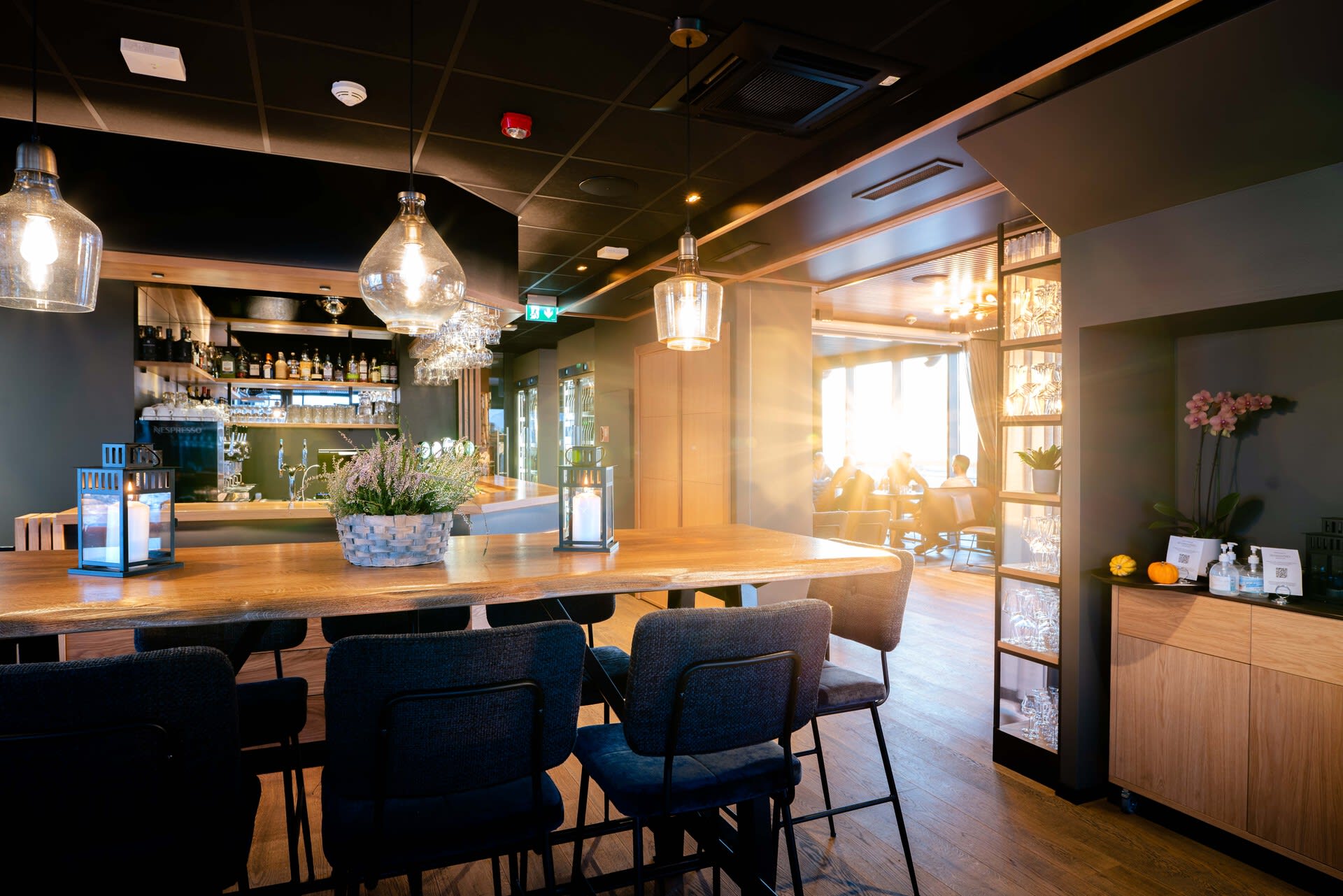 Elegant dekket bord på Restaurant Skyskraperen på Ulriken fjell med panoramautsikt over Bergen og fjordene