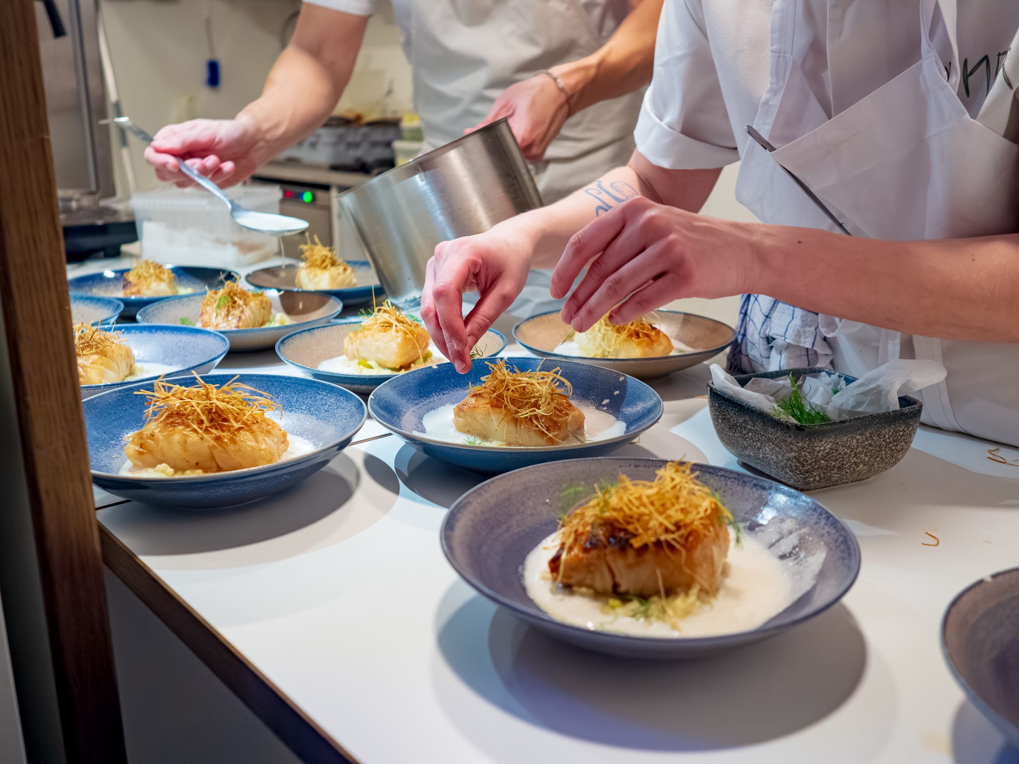Kokker anretter gourmetretter i cruisebåt kjøkken