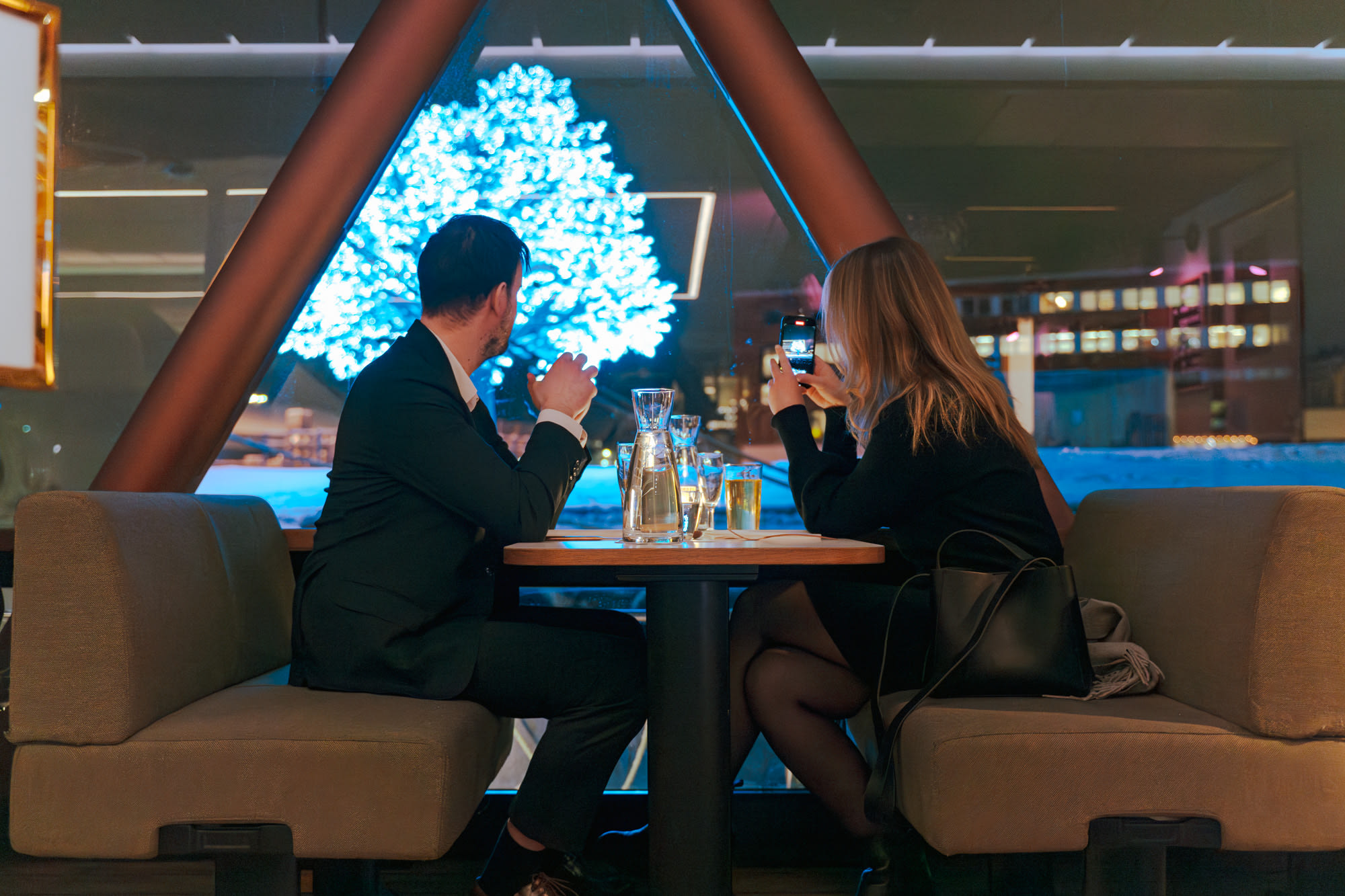 Par nyter drikke i elegant båtlounge