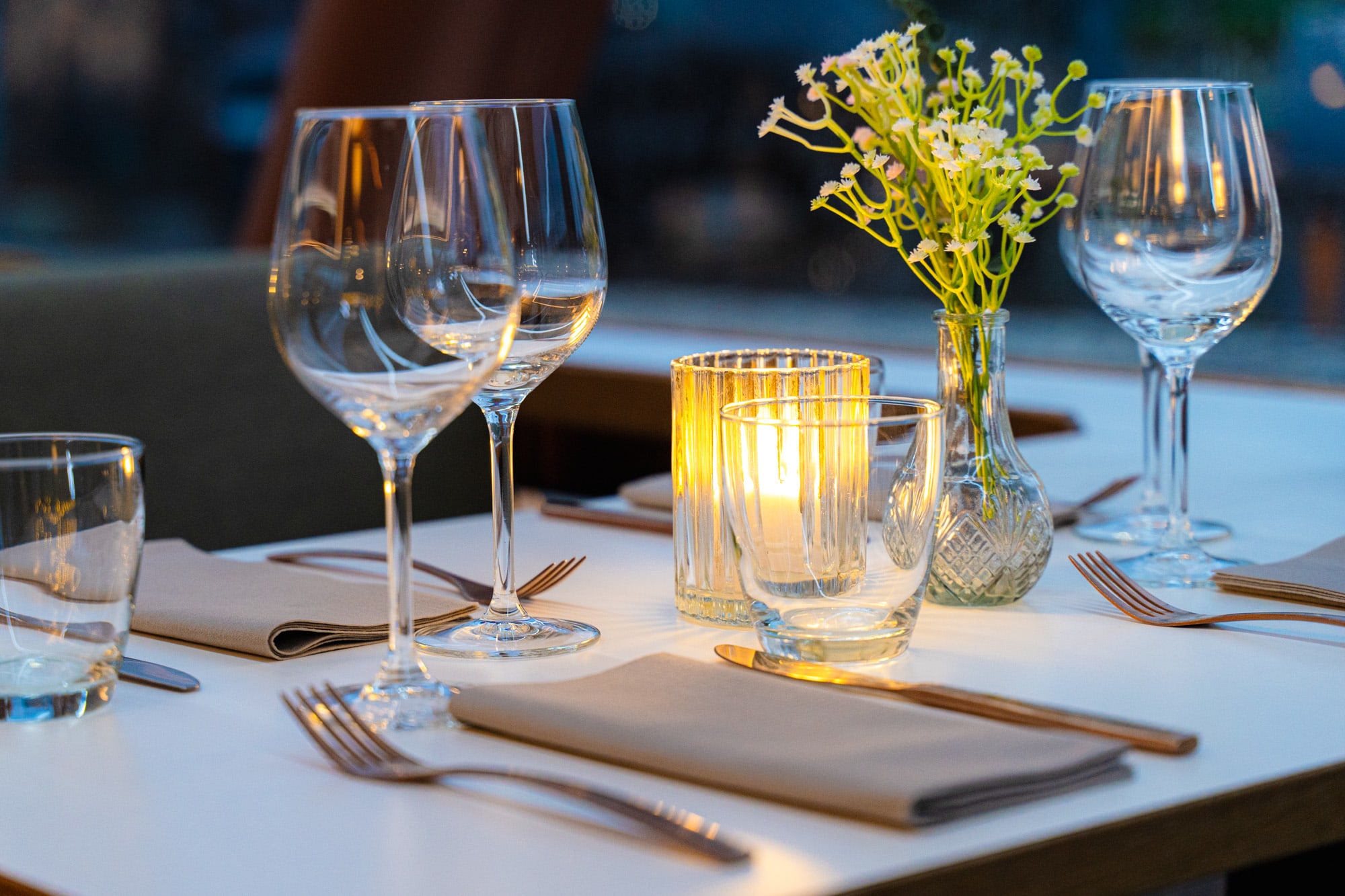 Vinglass og stearinlys på elegant middagscruise bord