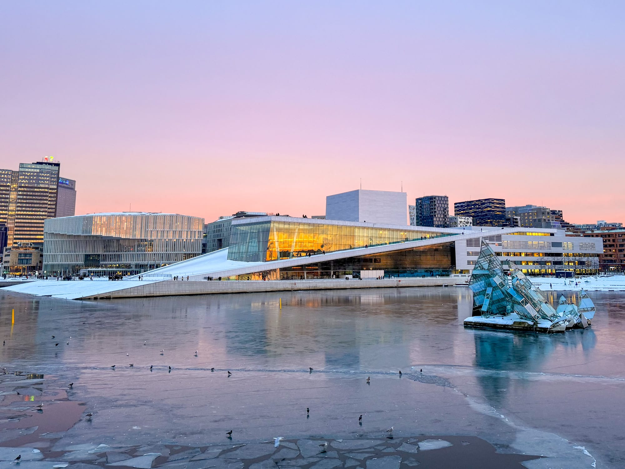 Oslo Operahus med frossen fjord i vintersolnedgang