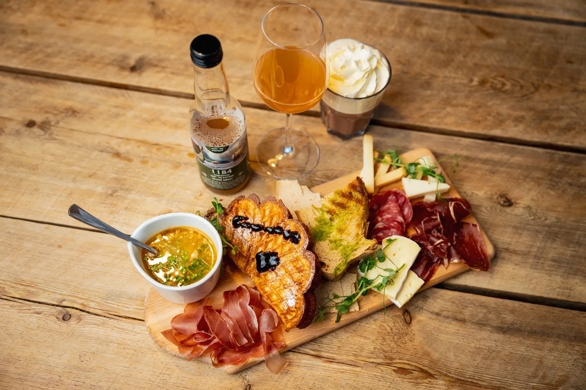 Komplett fjell-fat måltid med varm sjokolade og epleisjuice på Voss