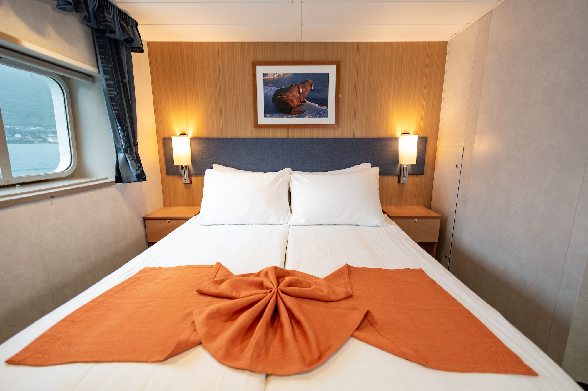 En koselig lugar med dobbeltseng, myk belysning og sjøutsikt.