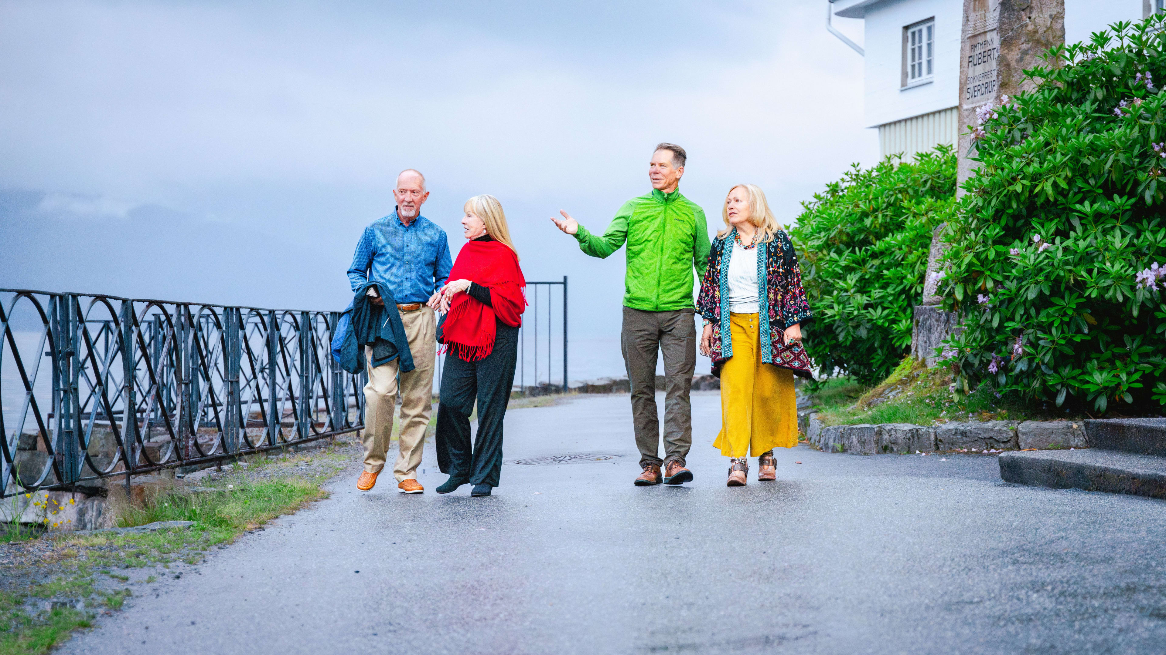 Fire turister på tur i Balestrand ved Sognefjorden