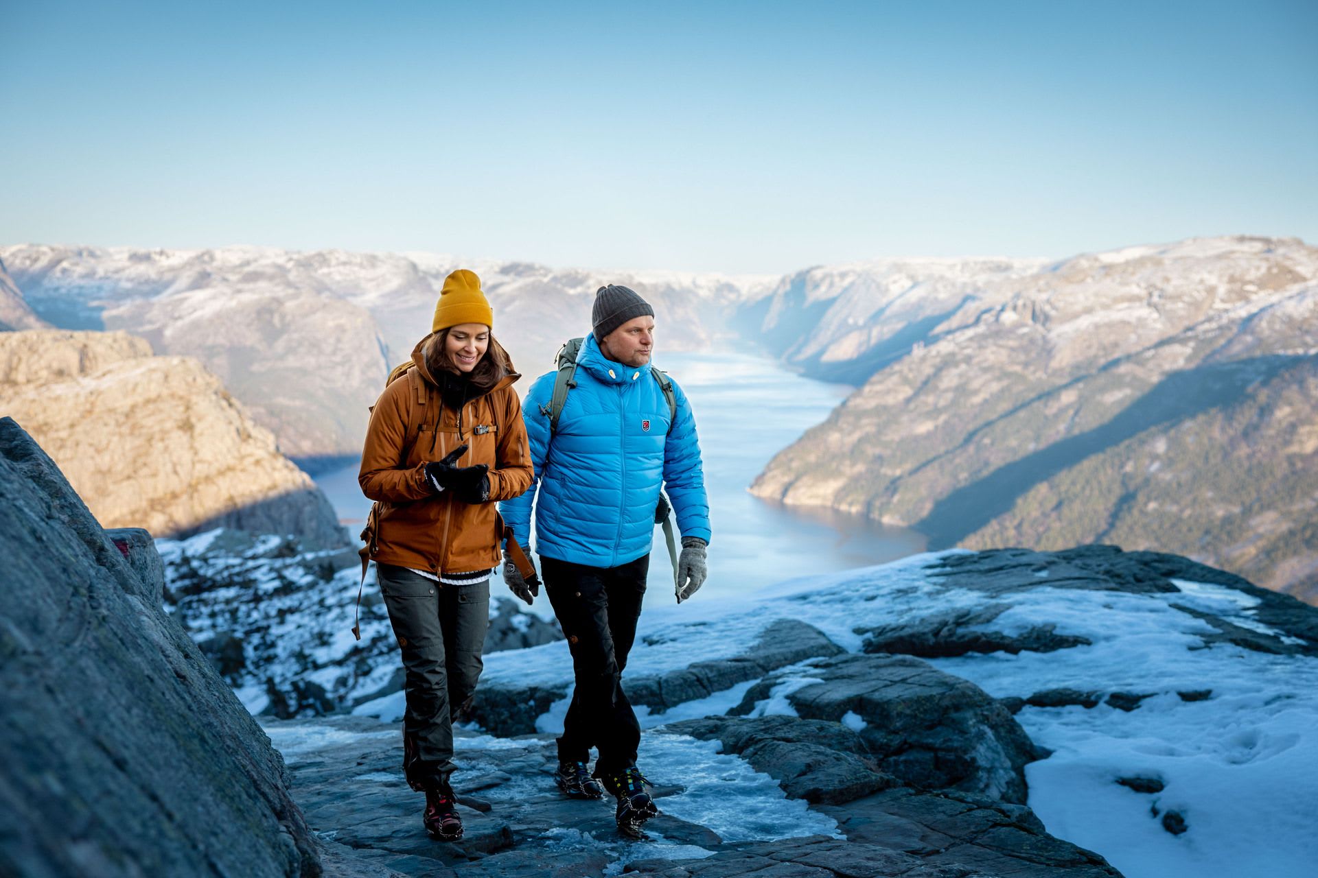Par på vintertur til Preikestolen fra Stavanger med snødekte fjelltopper og utsikt