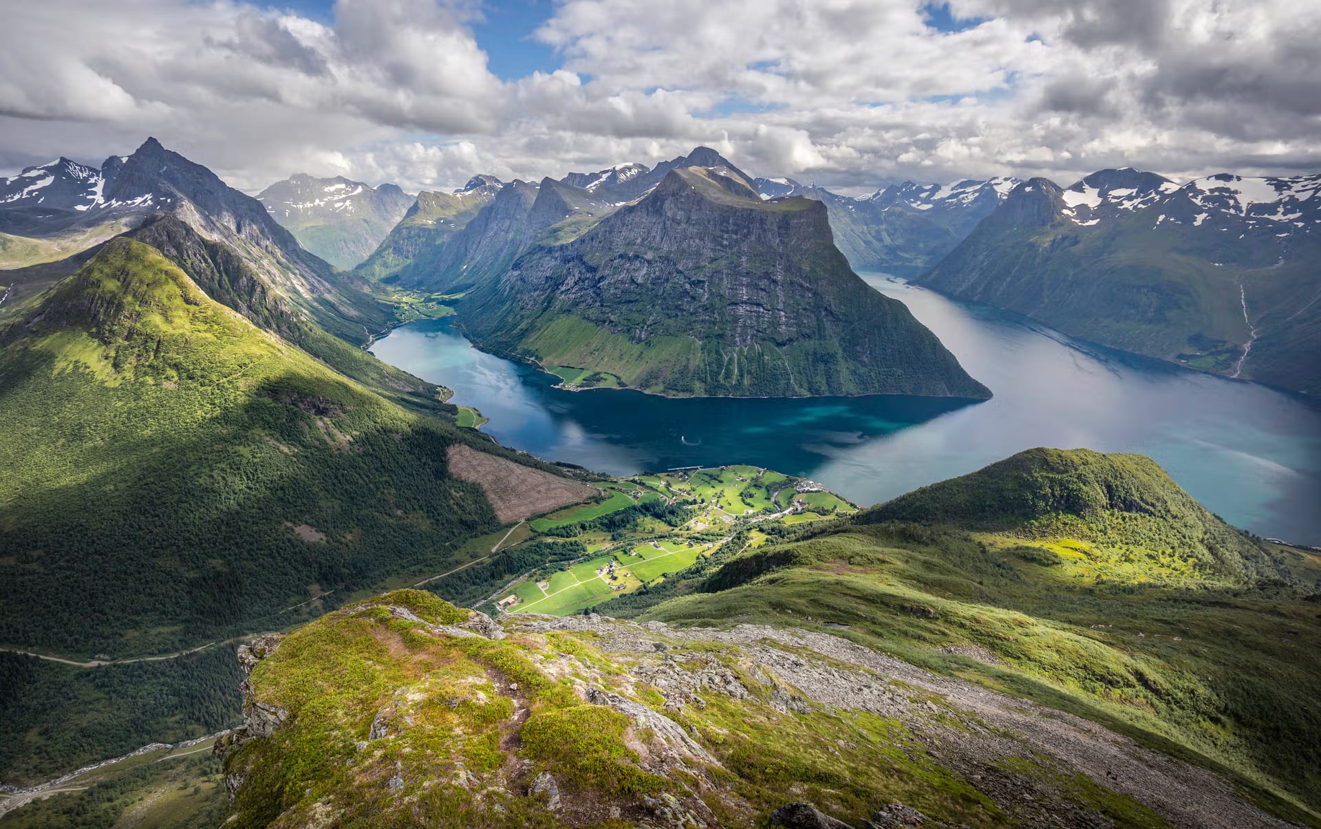 Luftaufnahme des dramatischen Hjørundfjords mit steilen Bergen und grünen Tälern