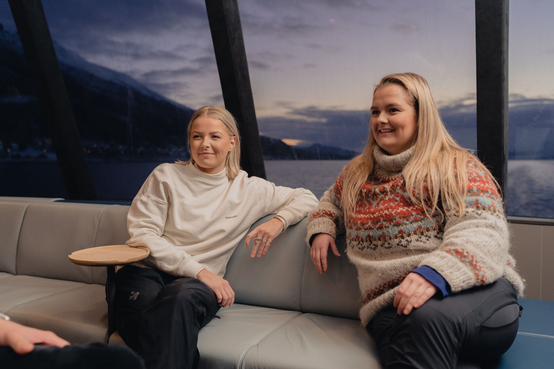 Zwei Frauen genießen den Blick auf den arktischen Fjord am Fjordkreuzfahrtin Tromsø