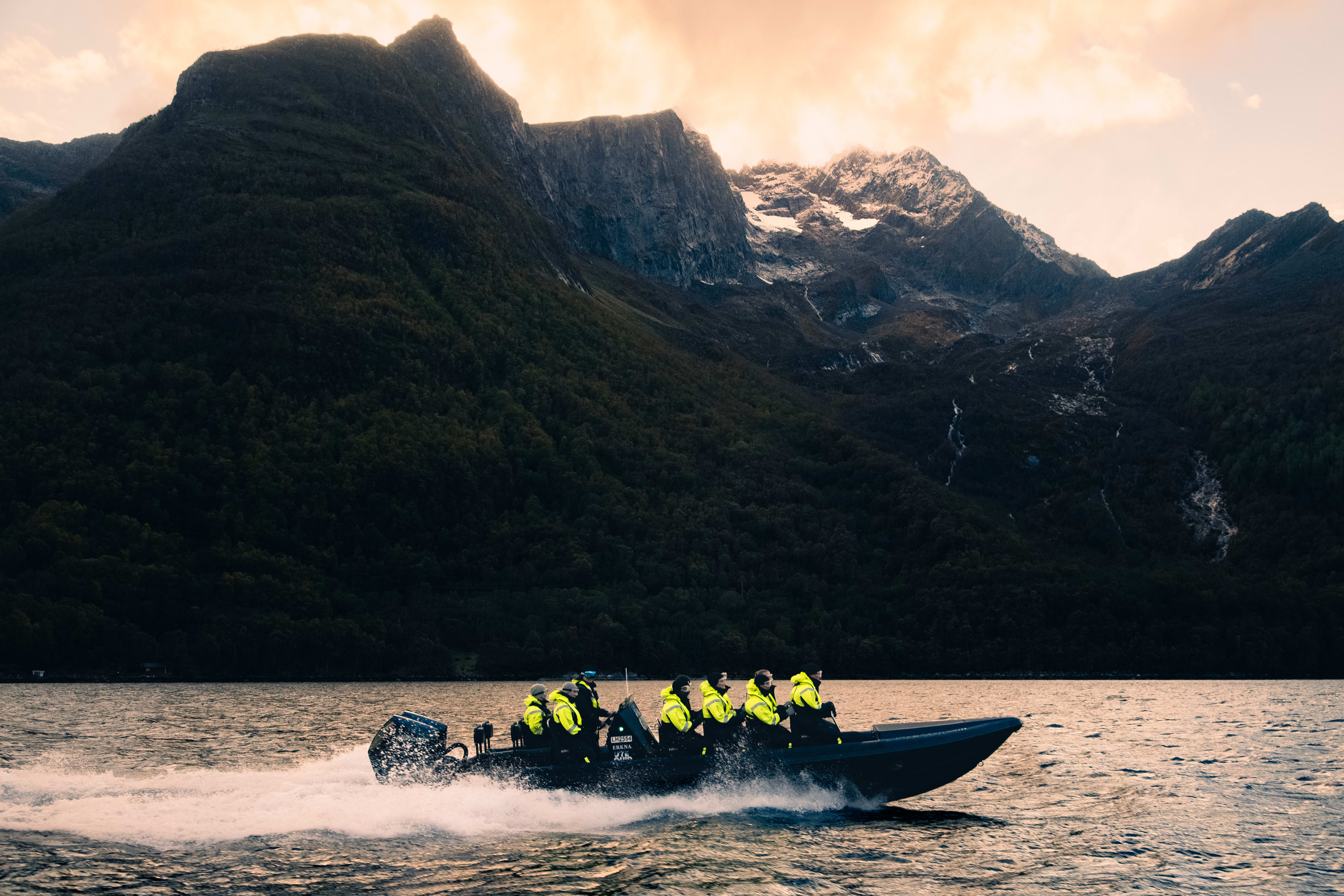 RIB-båttur på Hjørundfjorden fra Ålesund - solnedgangscruise med dramatiske fjelltopper og bølger i Sunnmøre