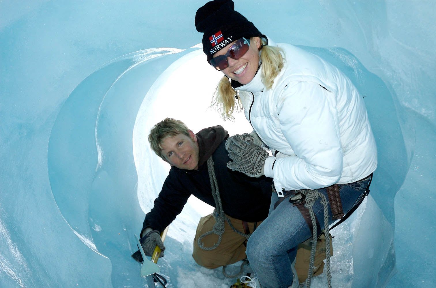 Sjekker ut isgrotten på den guidede breturen på Nigardsbreen.