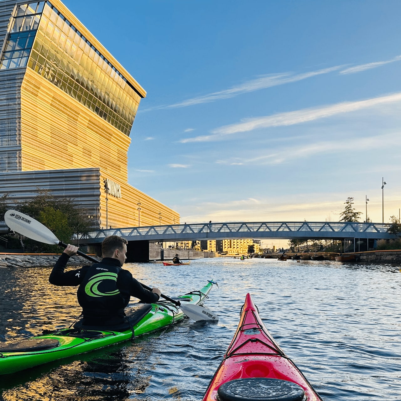 Kajakkpadler på Oslofjorden med Munch-museet i bakgrunnen