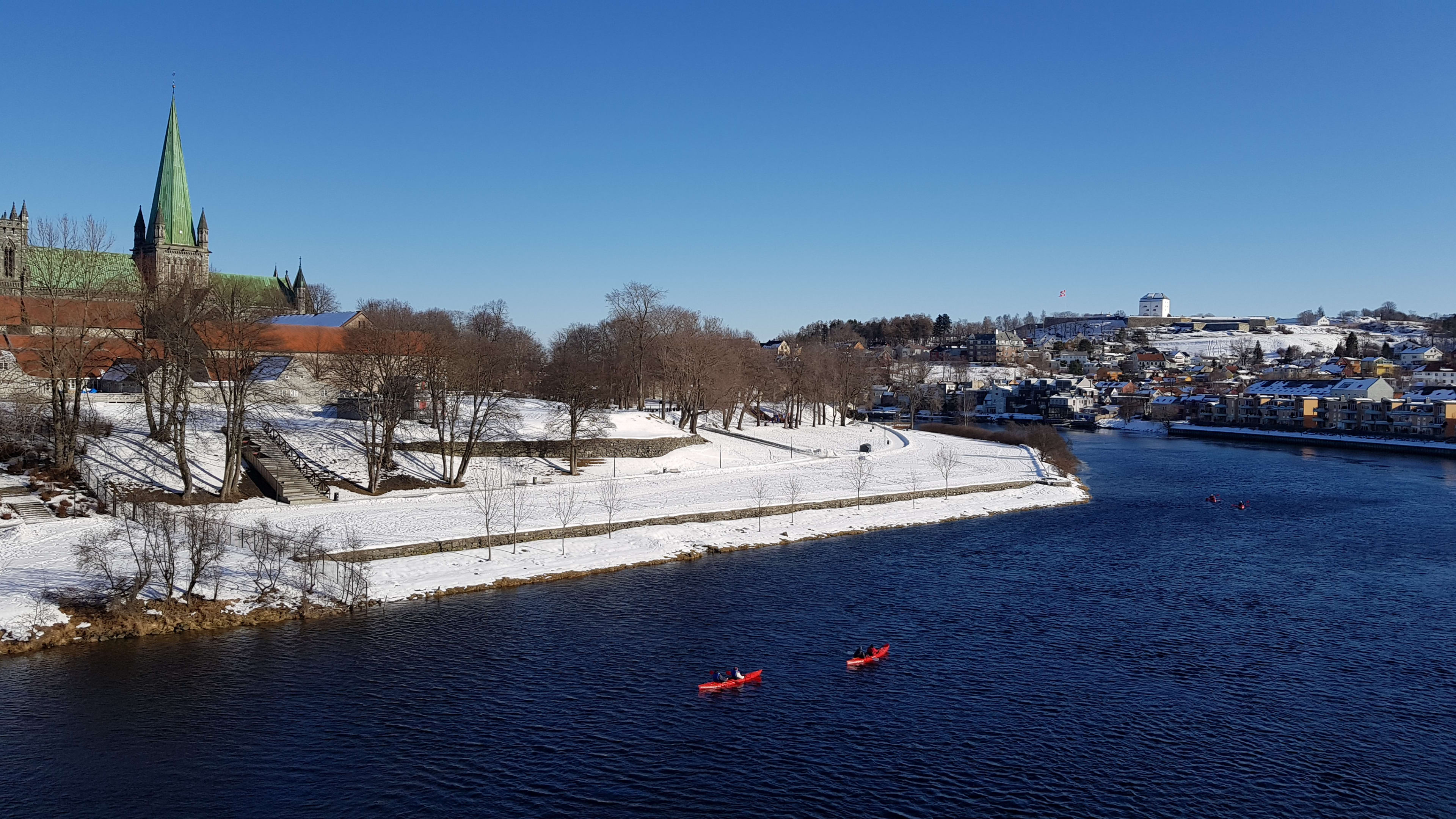 Geführte Kajaktour in Trondheim vorbei am Nidarosdom an einem klaren Wintertag - Wintererlebnis Kajak Norwegen