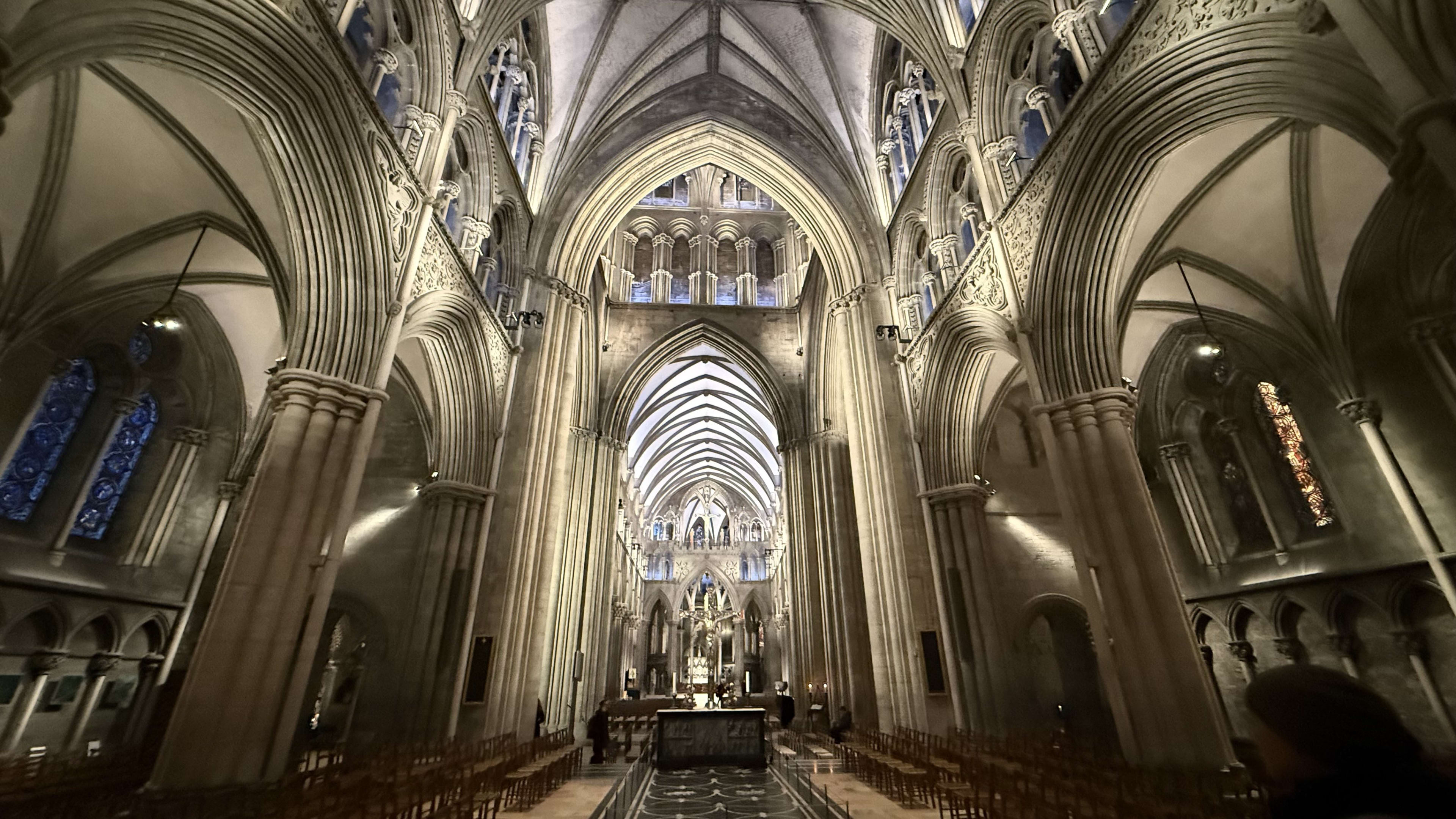 Hovedskipet inne i Nidarosdomen i Trondheim - gotisk kirkeinteriør i Norges nasjonalhelligdom og middelalderske pilegrimssted