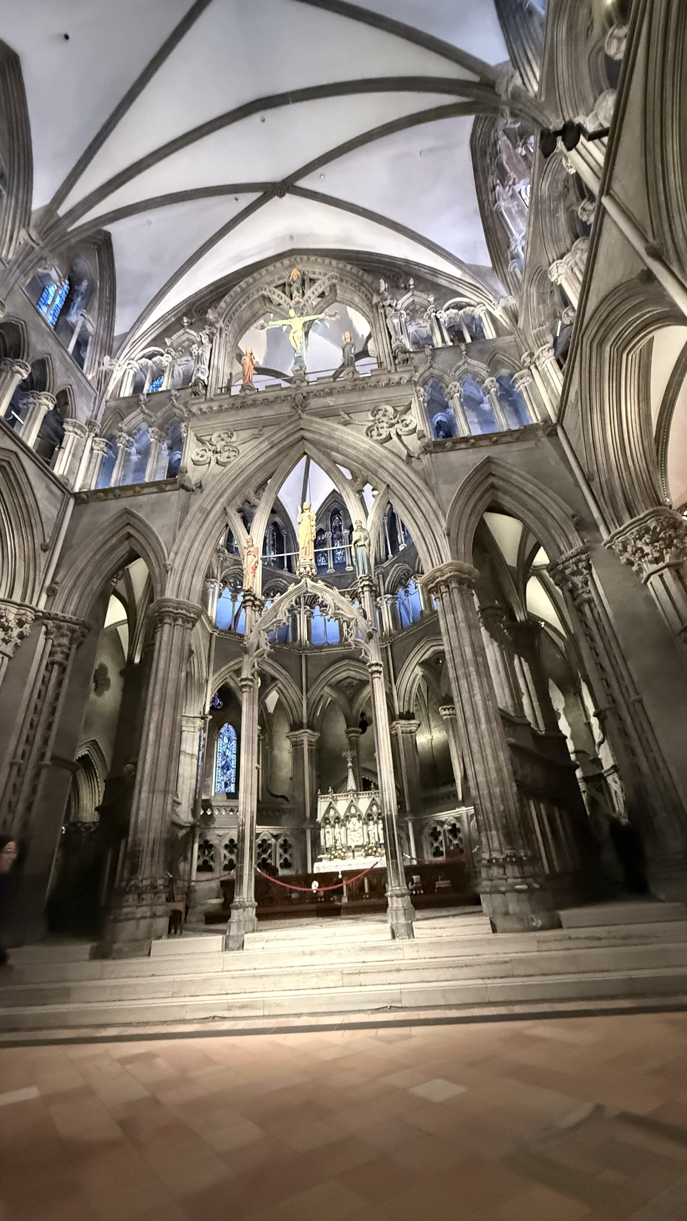 Interiørdetaljer inne i Nidarosdomen i Trondheim - gotiske arkitektoniske elementer i Norges middelalderske pilegrimskirke