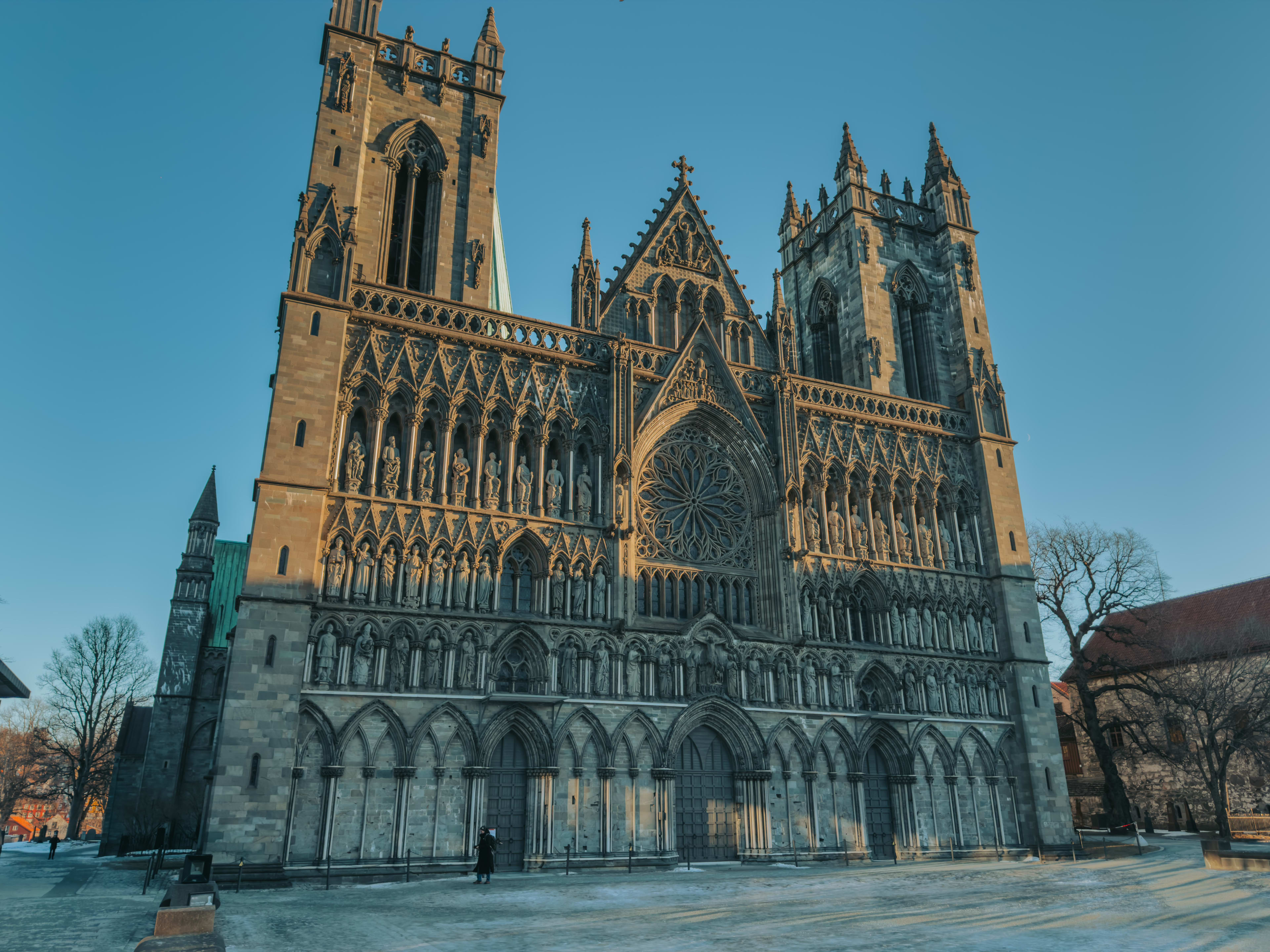 Nidarosdomens fasade på en solskinnsdag i Trondheim - Norges nasjonalhelligdom og gotiske mesterverket i Trøndelag