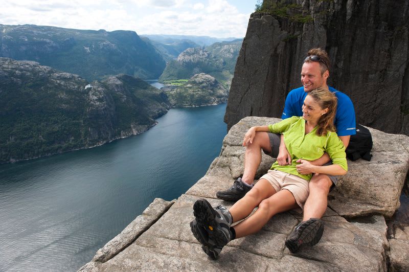 Par på Preikestolen med utsikt over den vakre Lysefjorden