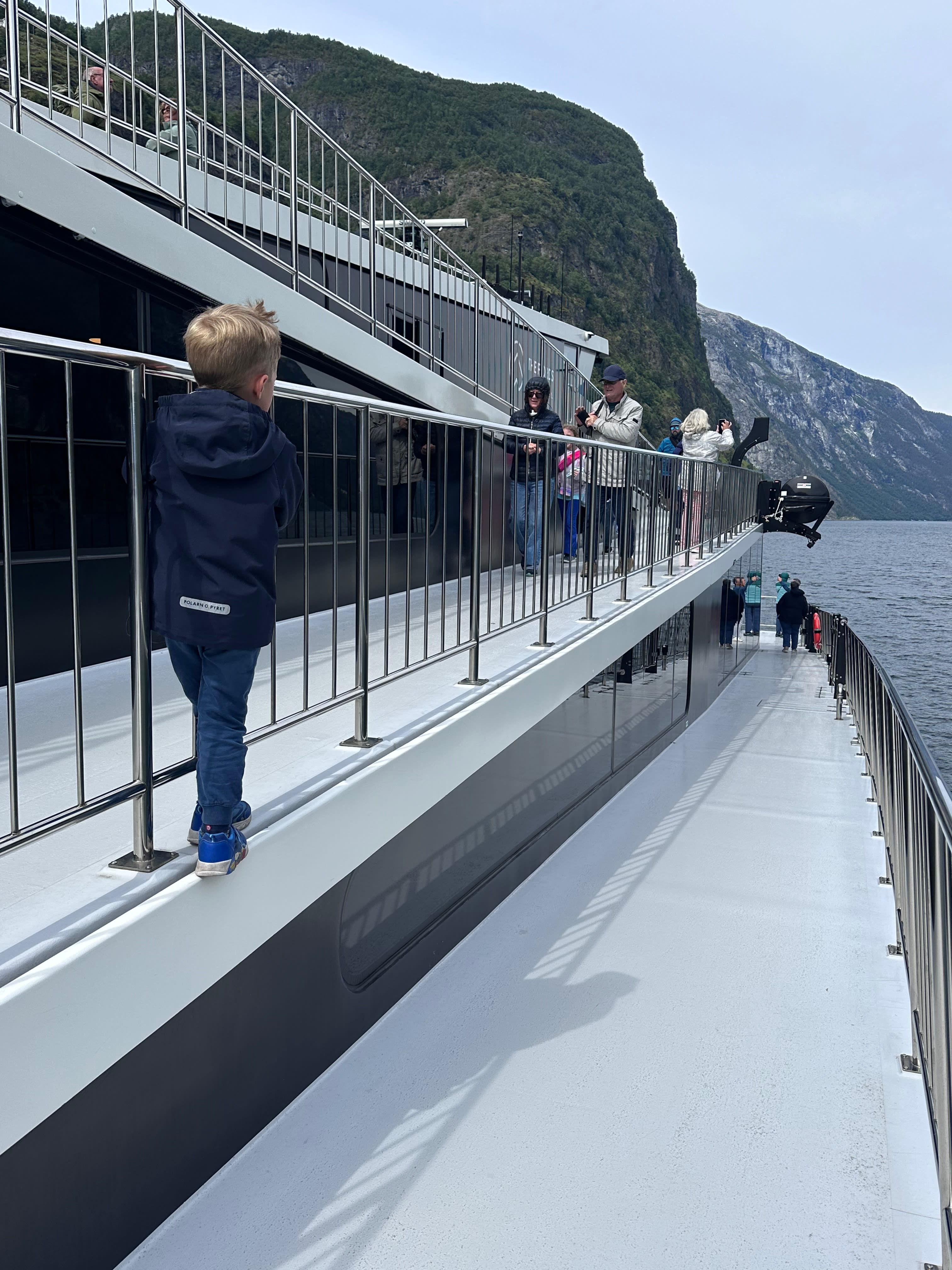 Barn på dekket av fjordcruise gjennom Nærøyfjorden