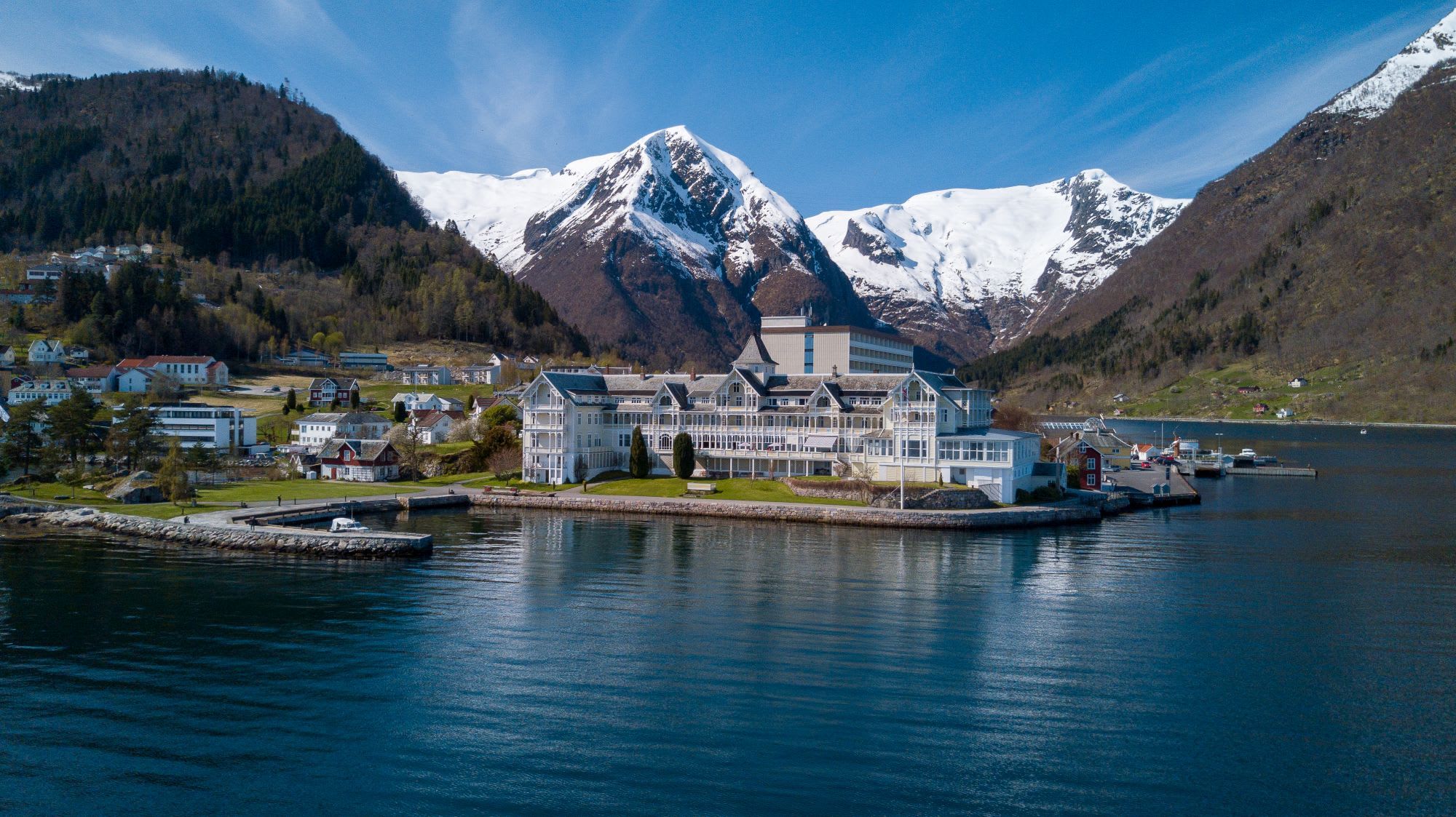 Das Kviknes Hotel in Balestrand liegt in einer wunderschönen norwegischen nationalromantischen Landschaft am atemberaubenden Sognefjord.