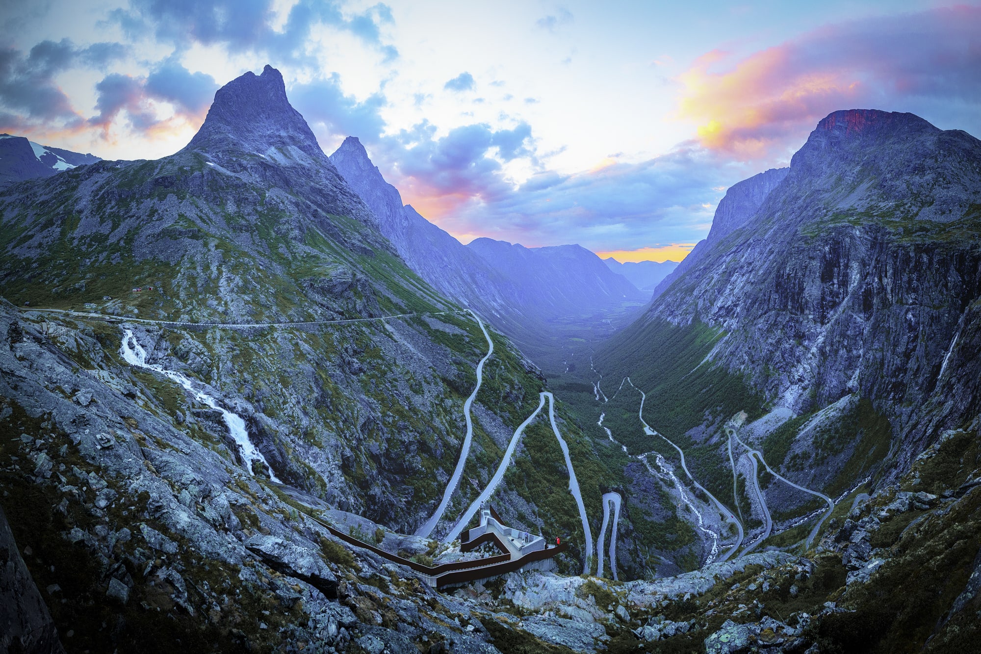 Luftaufnahme des Trollstigen mit markanten Serpentinen, steilen Bergen und einem tiefen, grünen Tal in Westnorwegen.