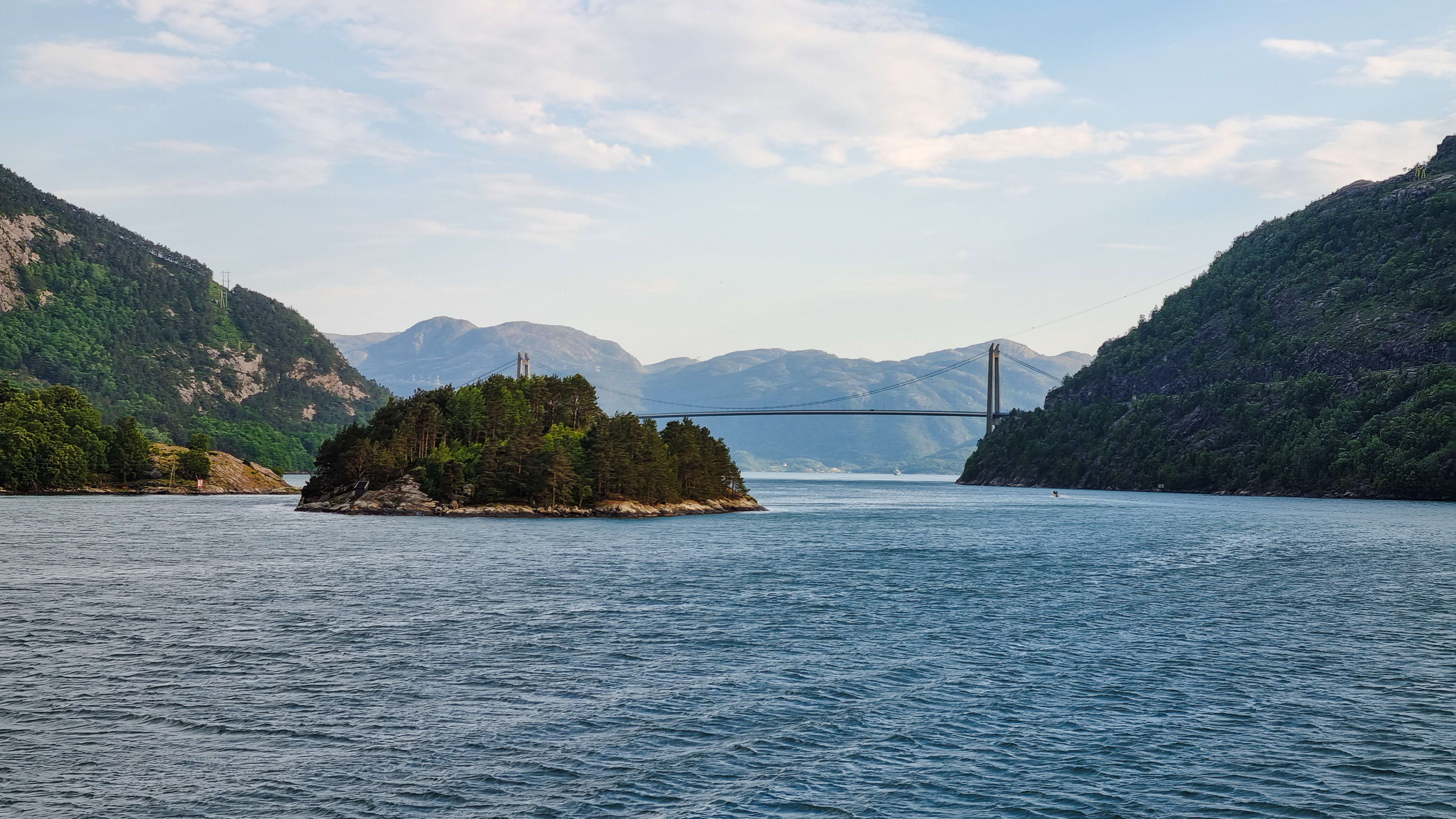 Fähre überquert den schönen Lysefjord von Lysebotn nach Lauvvik mit einer Brücke im Vordergrund