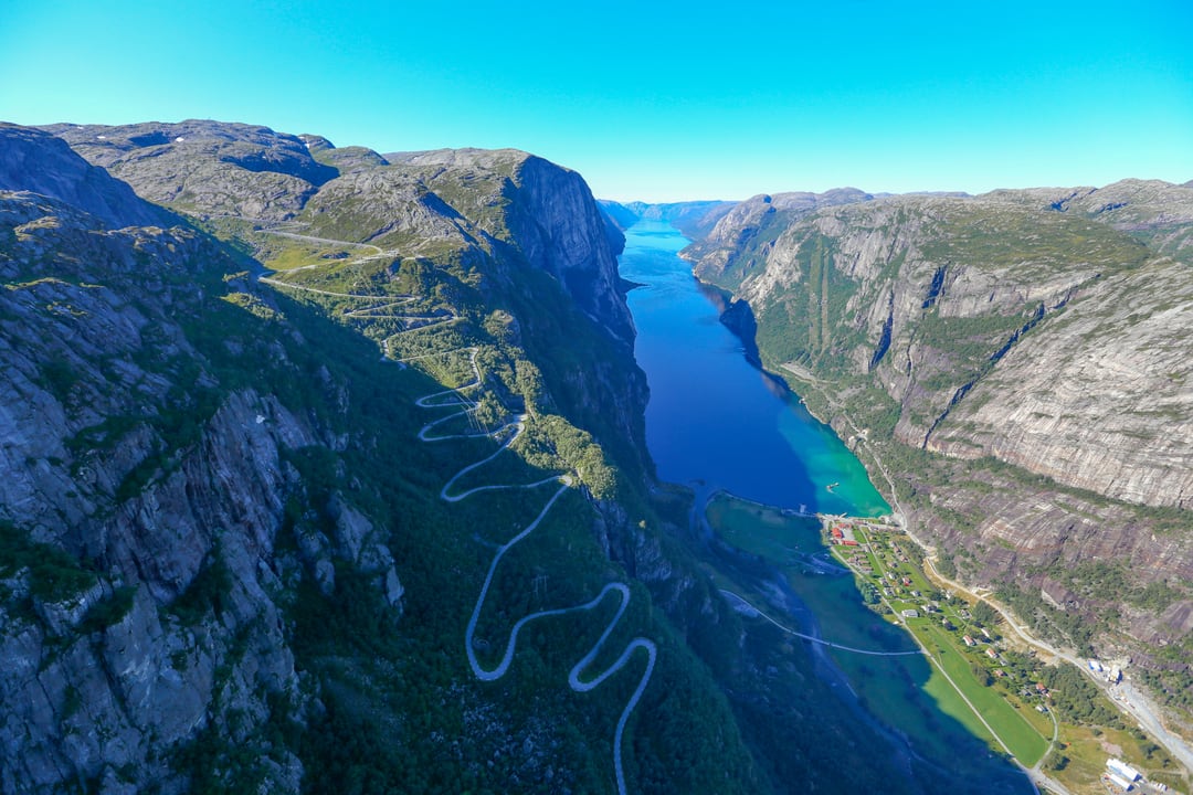Blick von oben auf Lysebotn und die kurvenreiche Straße am Ende des Lysefjords.