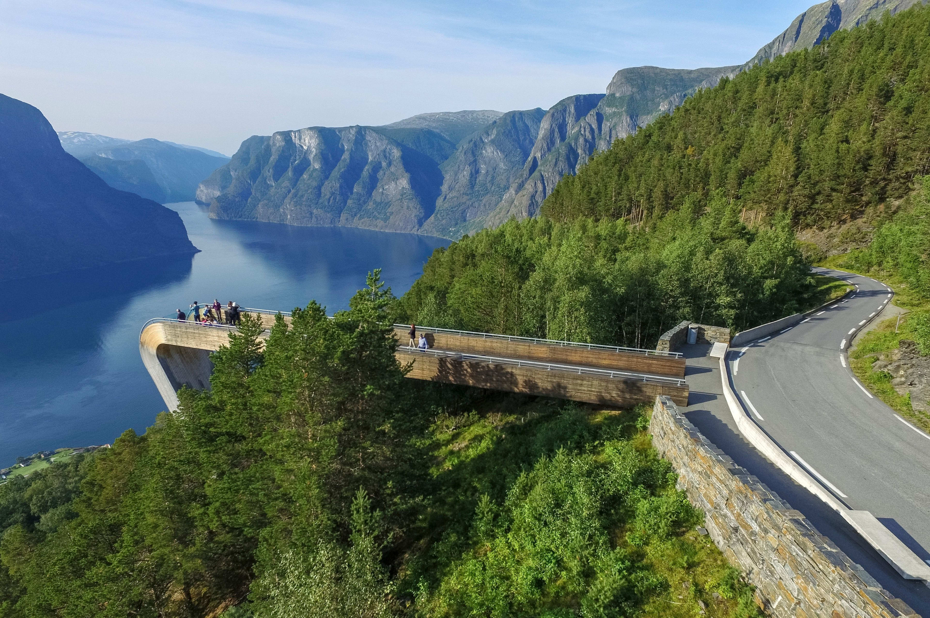 Stegastein-Aussichtsplattform ragt über den Aurlandsfjord mit Weitblick.