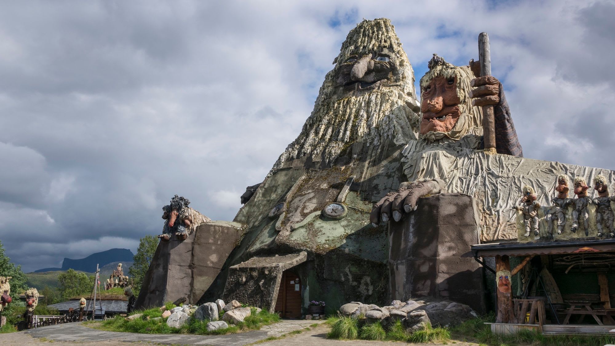 Tradisjonelle norske troll fra folketroen, massive steinlignende vesener som ifølge sagnet bor i fjellene og skogene i Norges villmark.