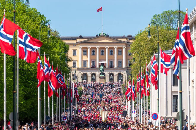 Kinder beim 17. Mai Nationalfeiertag Umzug in Oslo, mit Fahnen, Musik und jubelnden Menschenmengen