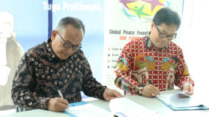 Ketua FKUB DKI Jakarta - KH. Ahmad Syafii Mufid (kiri) dan Dr. Chandra Setiawan- Ketua Yayasan Global Peace Foundation Indonesia