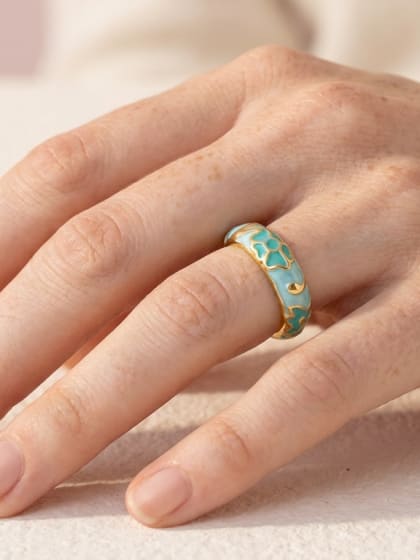 Main portant une bague émaillée