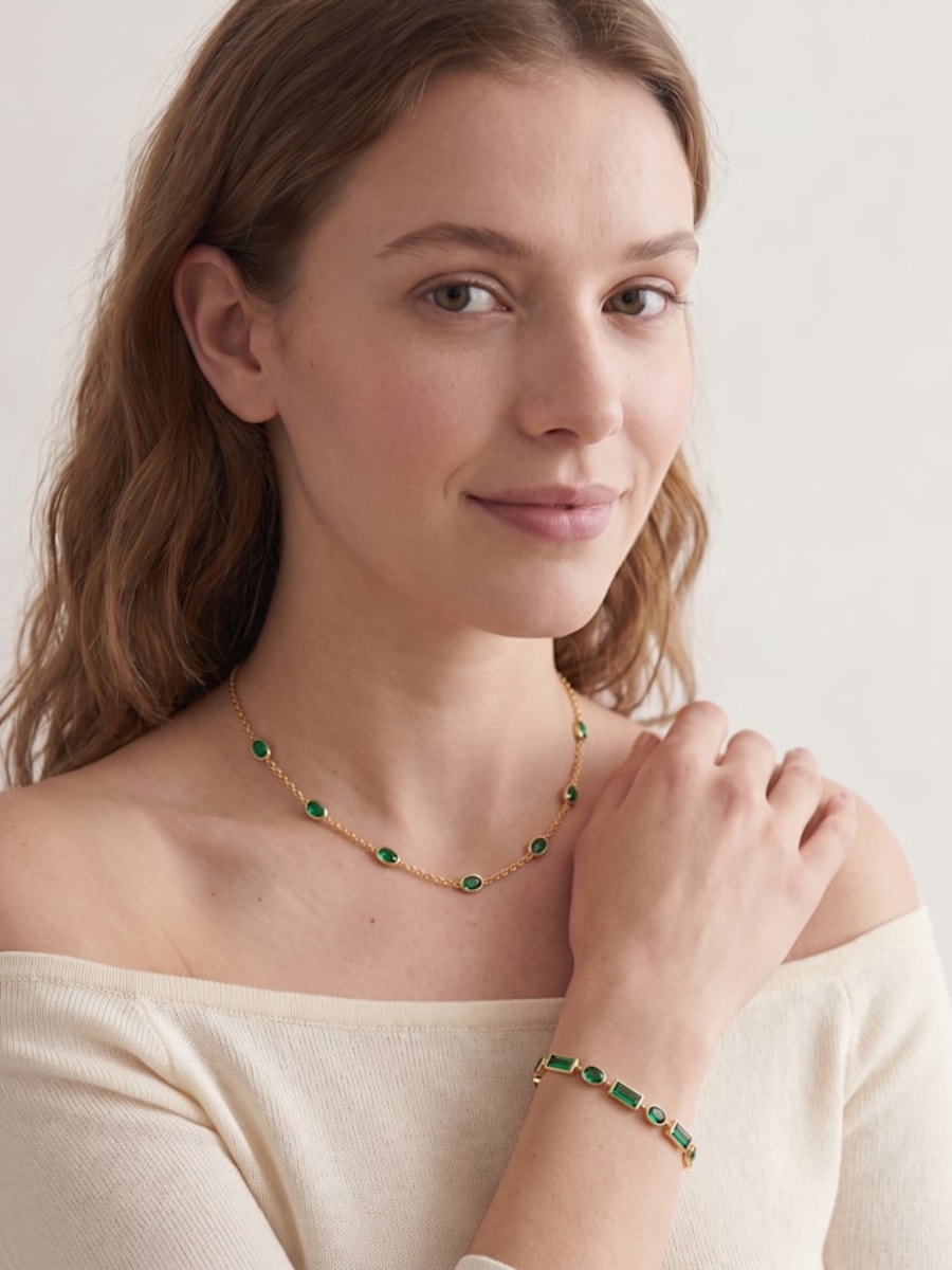 Femme portant un collier et des boucles d'oreilles assortis