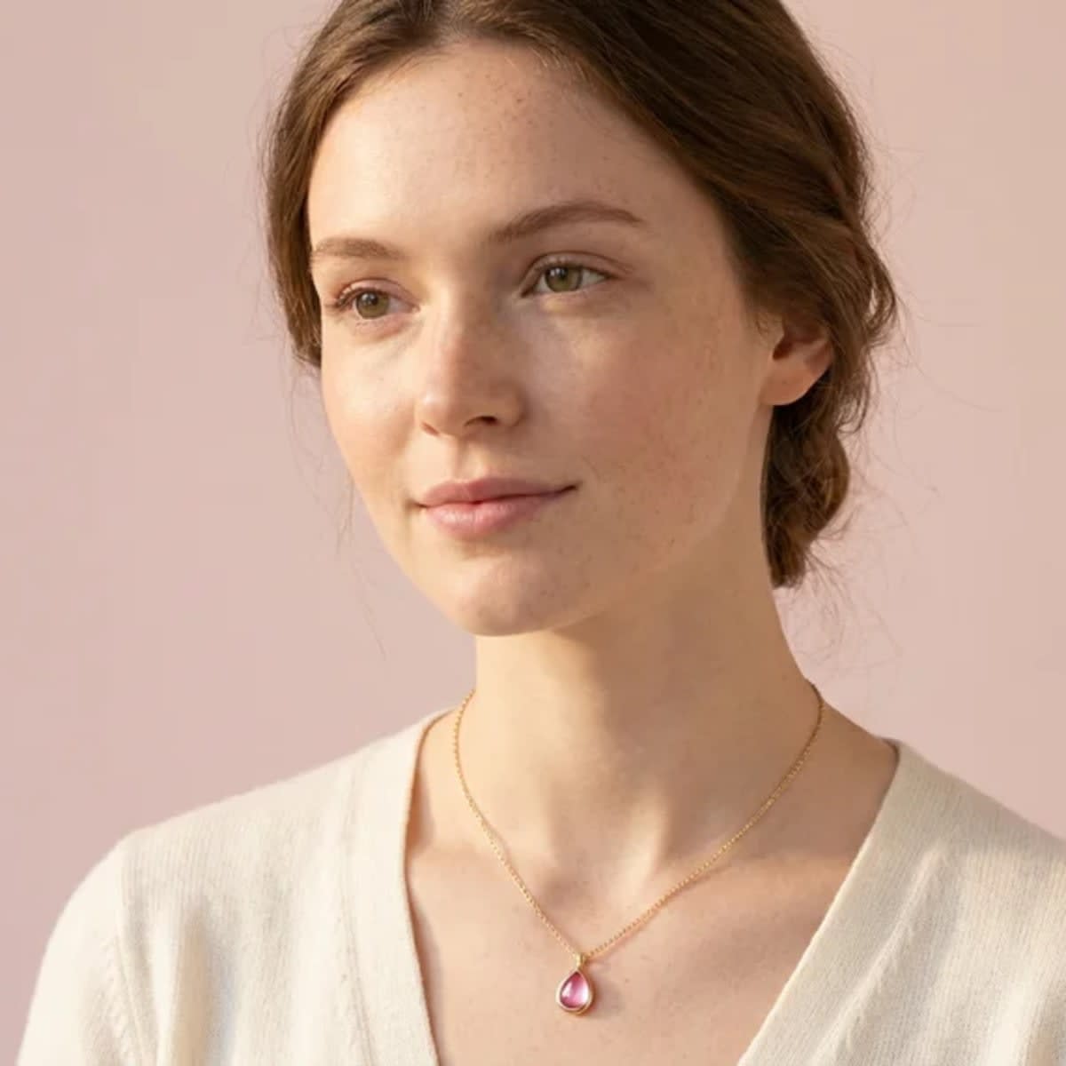 Portrait d'une femme portant un collier fin à pendentif