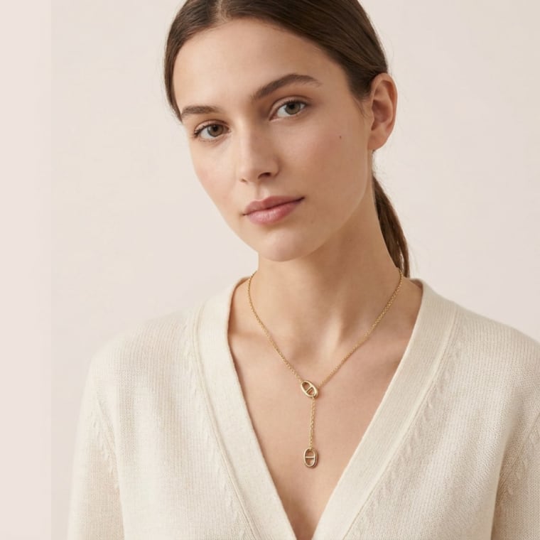 Portrait d'une femme portant un collier fin à pendentif