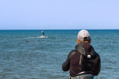 Kitesurf instructor talking to the student with the radio helmet system