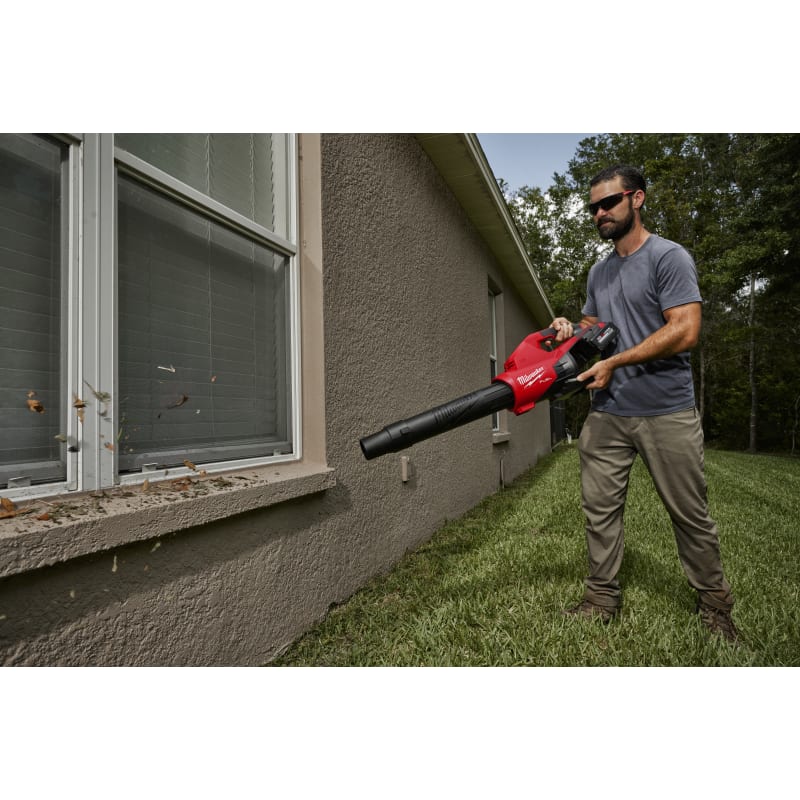 Milwaukee leaf best sale blower fleet farm