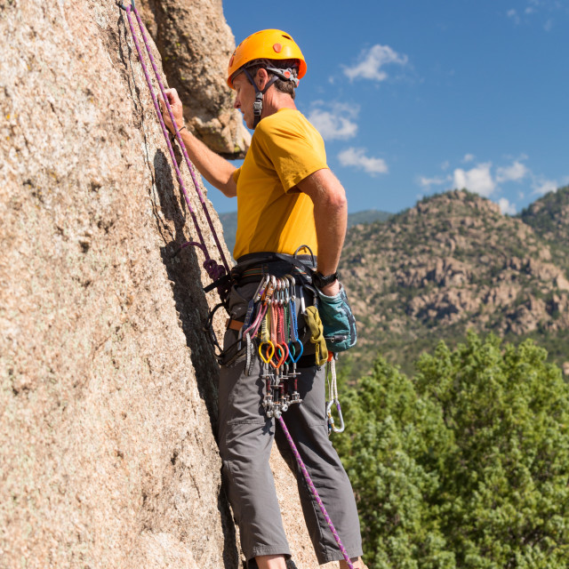 Climb better together. Подъем на Утес. Верхолазы мужчина и женщина Америка. Мужчина пришёл пешком из Колорадо.