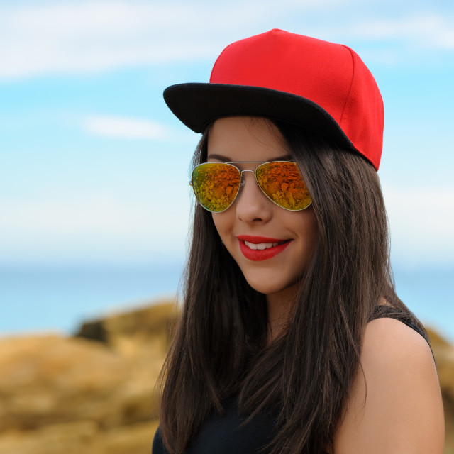 Девушка в красной кепке и очках