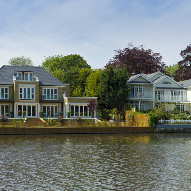 Luxury riverside houses on the banks of the River Thames in Berkshire, UK License, download or