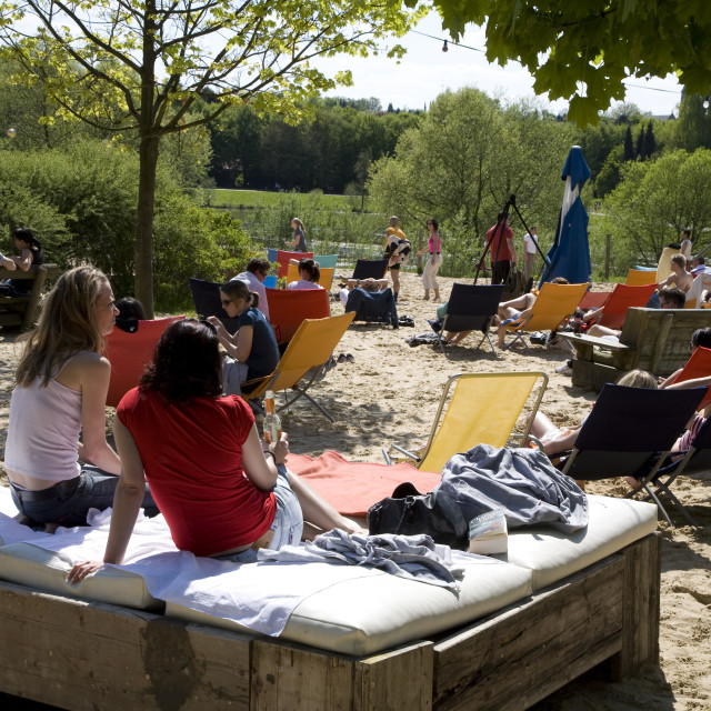 "Sonne, Sommer, Strand: künstlicher Sandstrand "Düne 13" am Obersee in Bielefeld" stock image